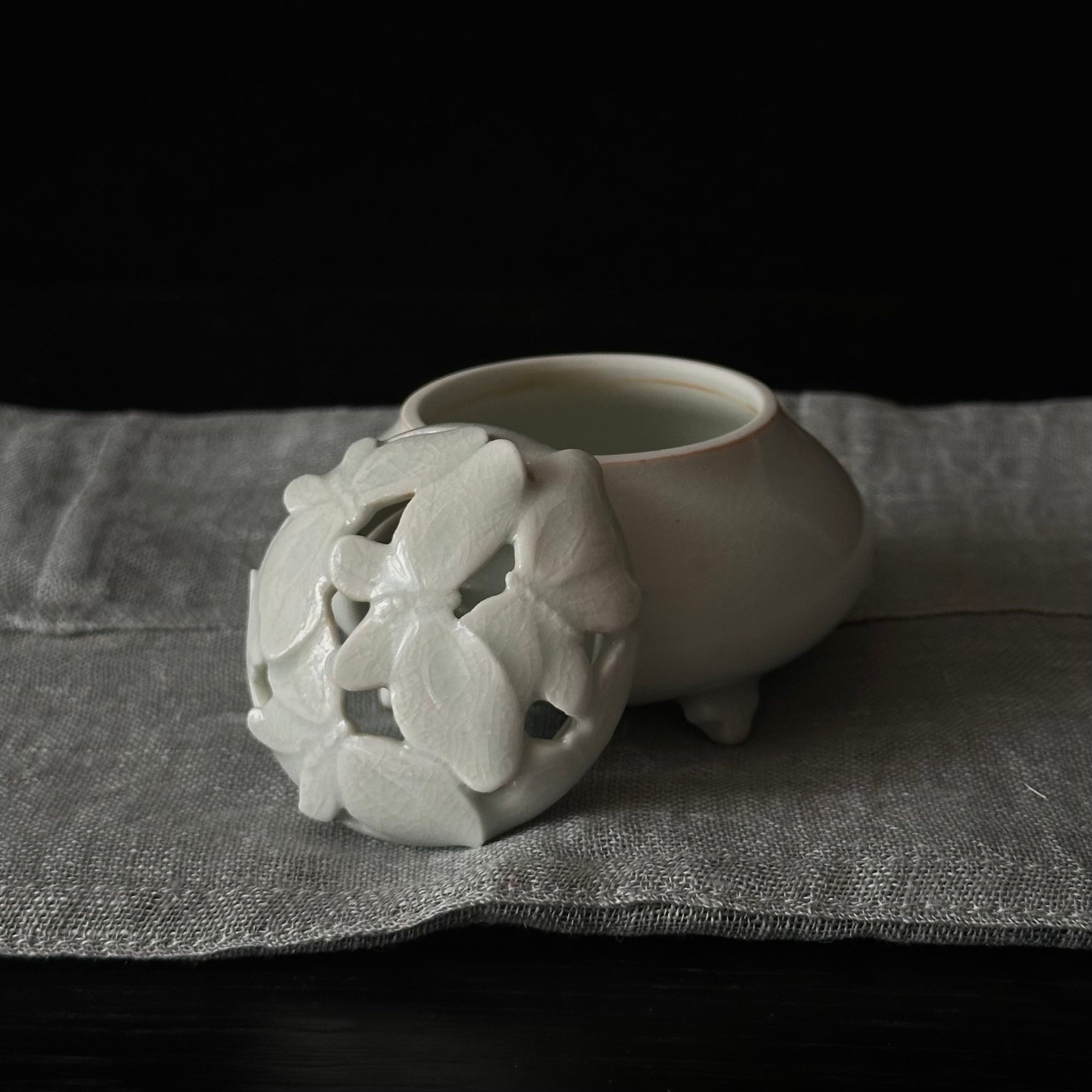 Porte-encens en porcelaine blanche à décor de papillons de Kyunghee Shin