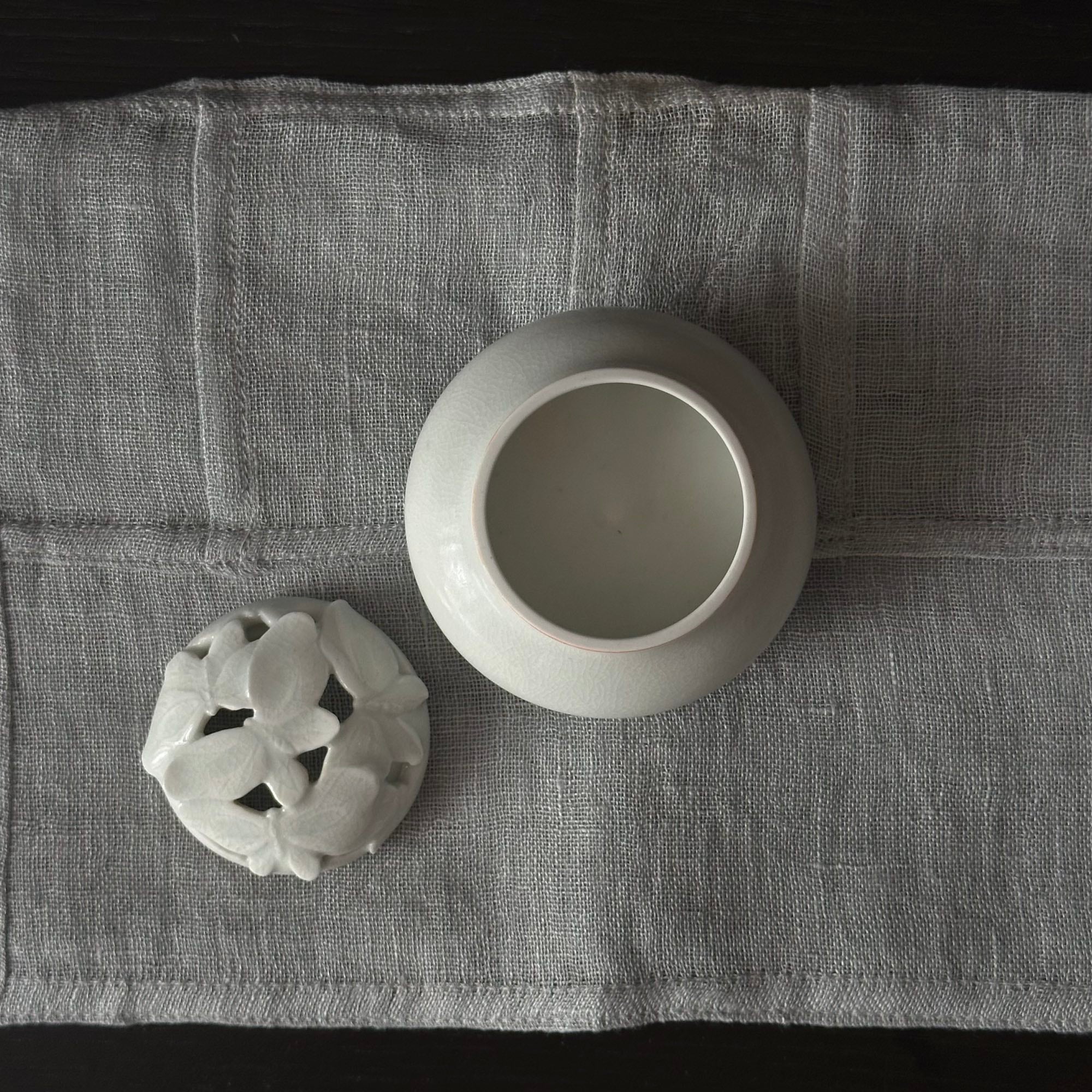 Brûle-encens en porcelaine blanche à décor de papillons de Kyunghee Shin