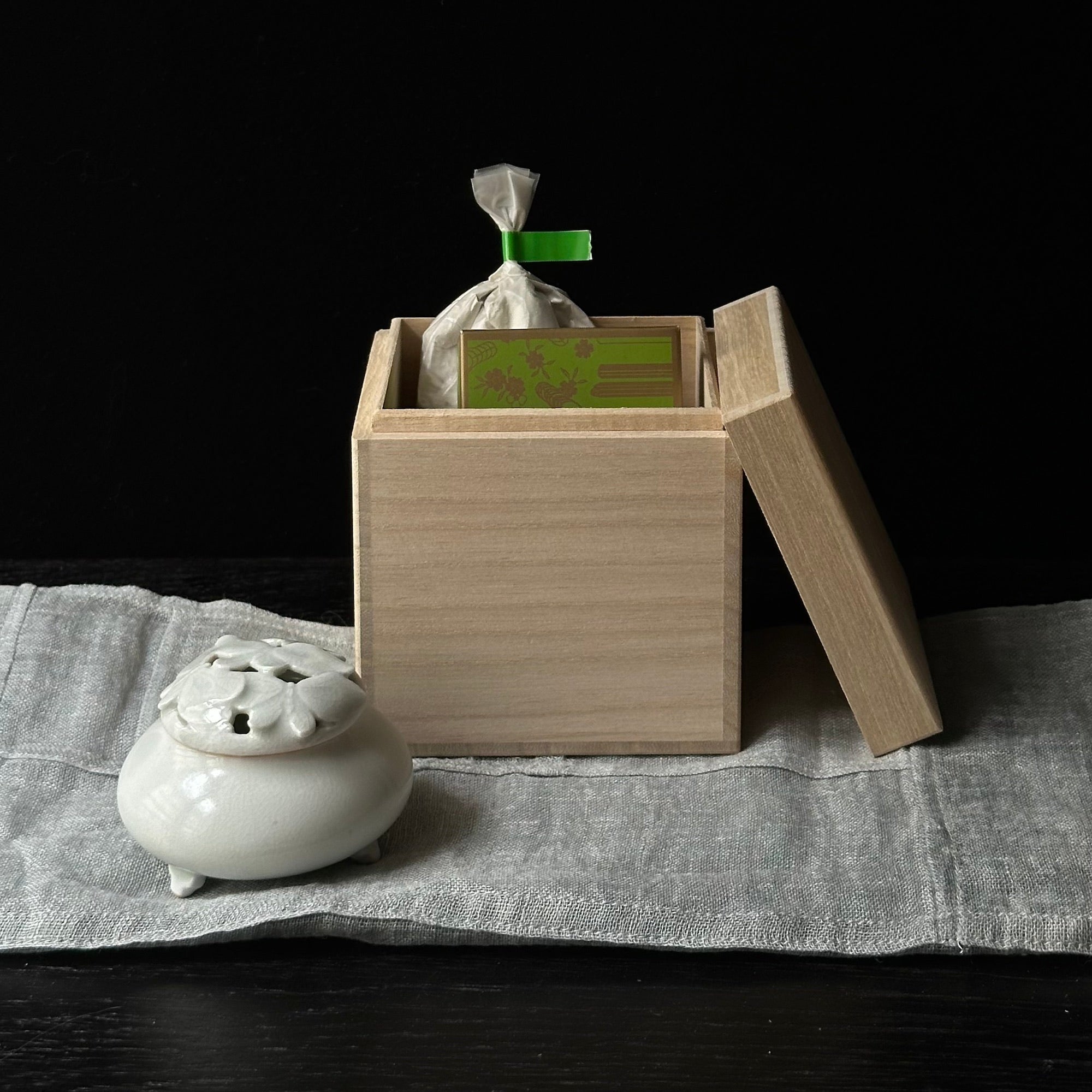 Brûle-encens en porcelaine blanche à décor de papillons de Kyunghee Shin