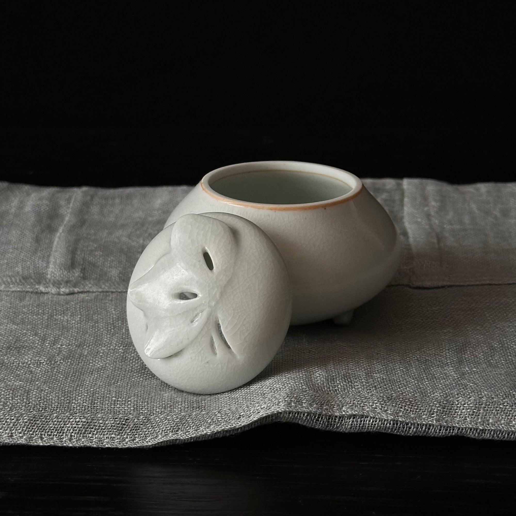 Porte-encens en porcelaine blanche à décor de papillon de Kyunghee Shin