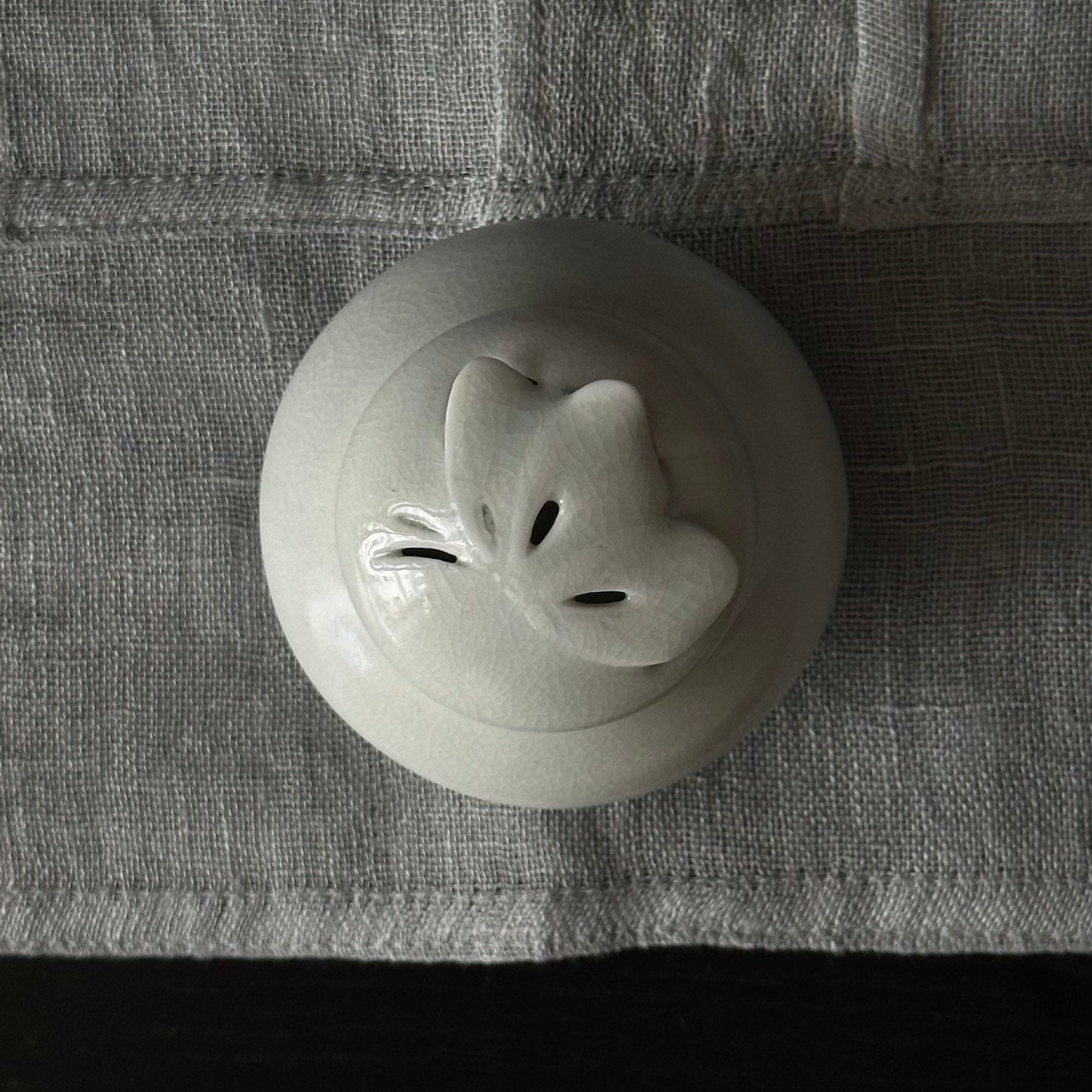 Porte-encens en porcelaine blanche à décor de papillon de Kyunghee Shin