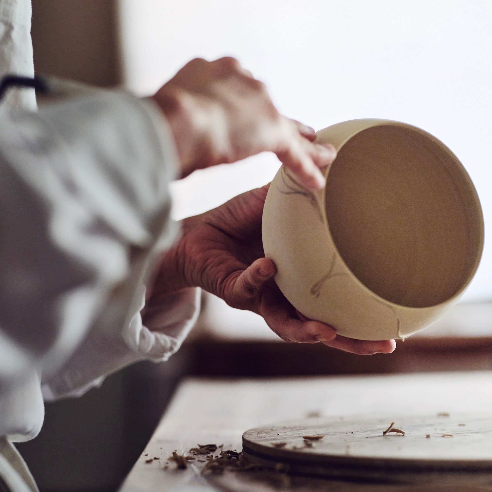 Brûle-encens en porcelaine blanche à décor de pivoine de Kyunghee Shin