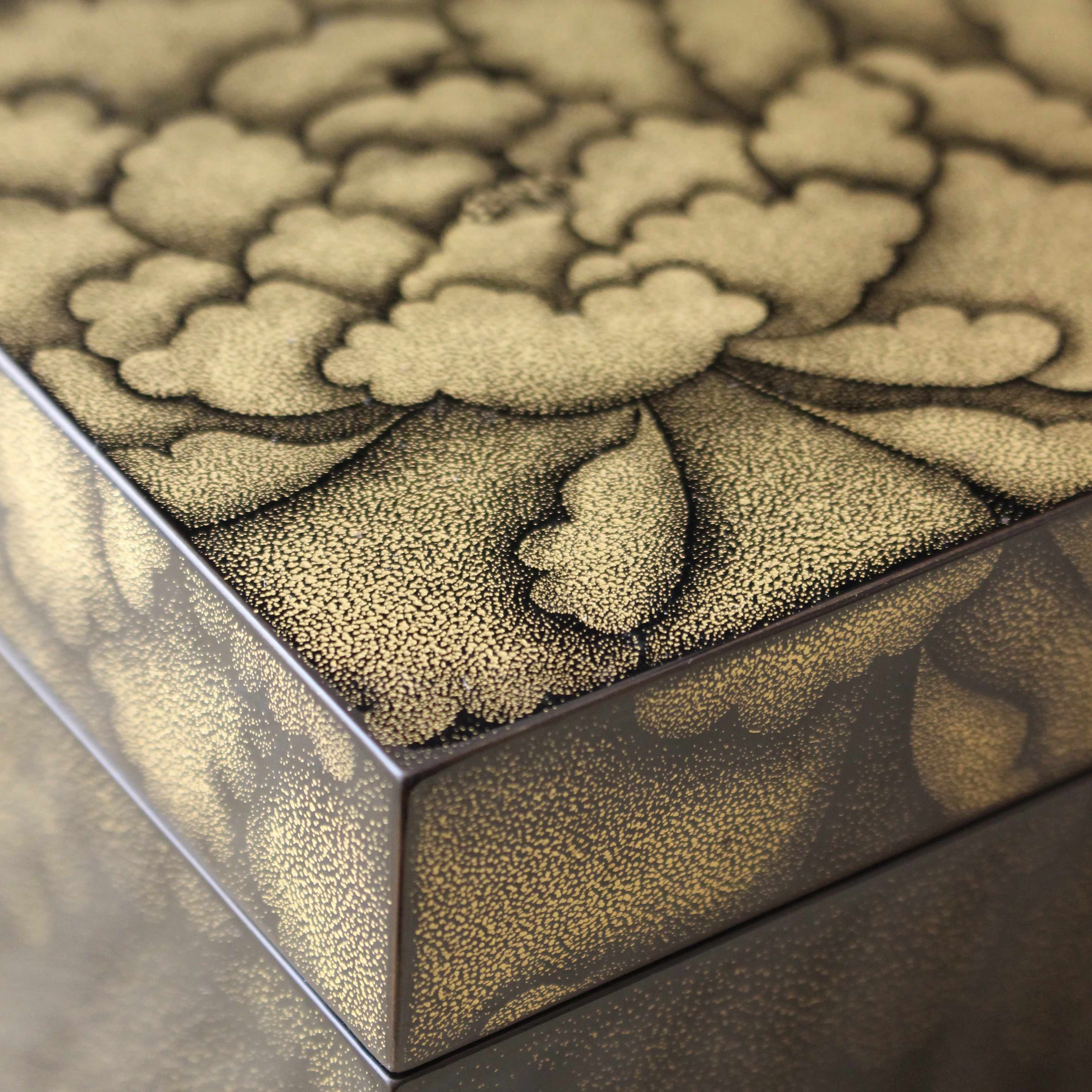 Chabako (boîte japonaise pour la cérémonie du thé) en laque urushi et or, décor pivoine en chinkin de Higashi Tsunehiro