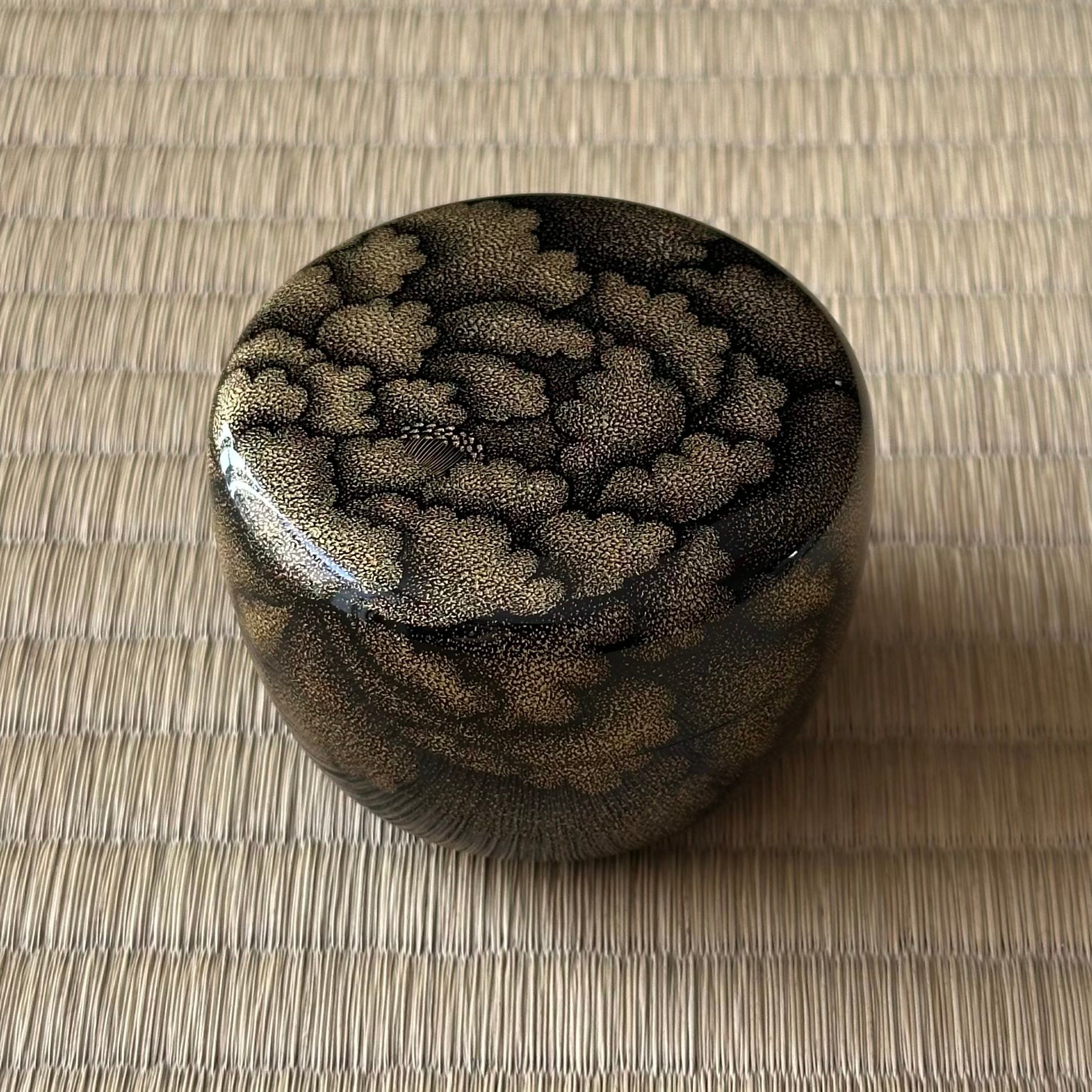 Chabako (boîte japonaise pour la cérémonie du thé) en laque urushi et or, décor pivoine en chinkin de Higashi Tsunehiro