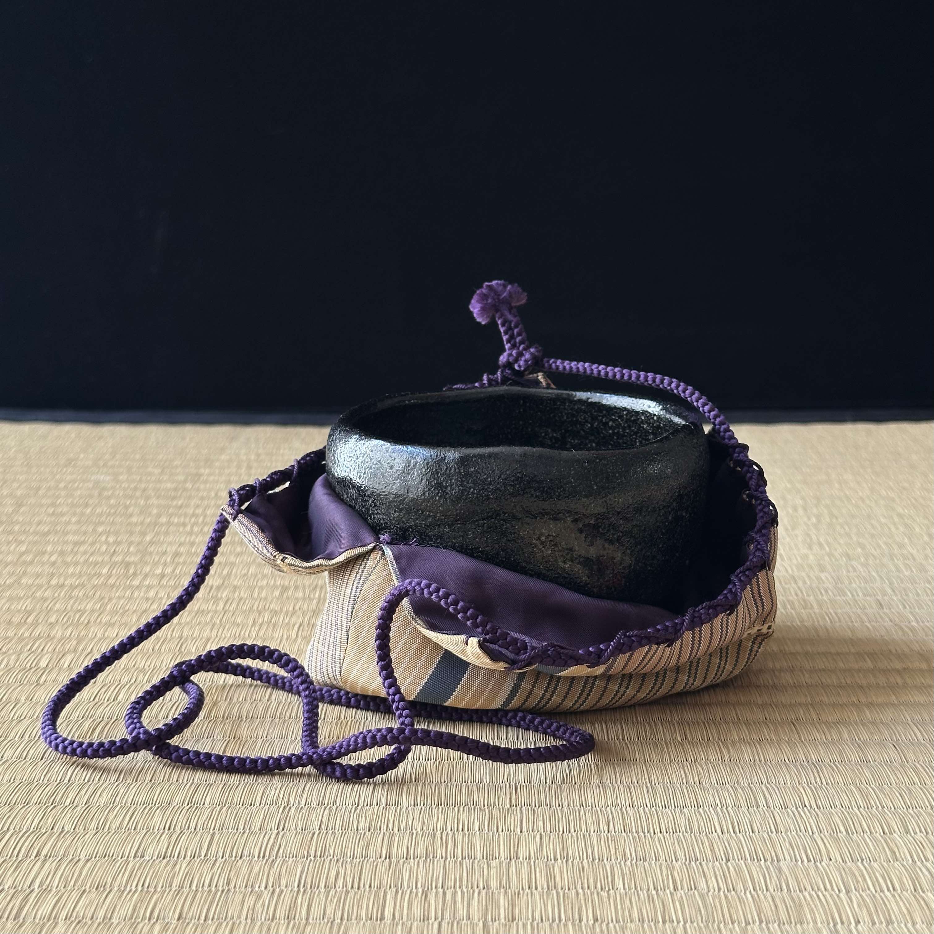 Chabako (boîte japonaise pour la cérémonie du thé) en laque urushi et or, décor pivoine en chinkin de Higashi Tsunehiro