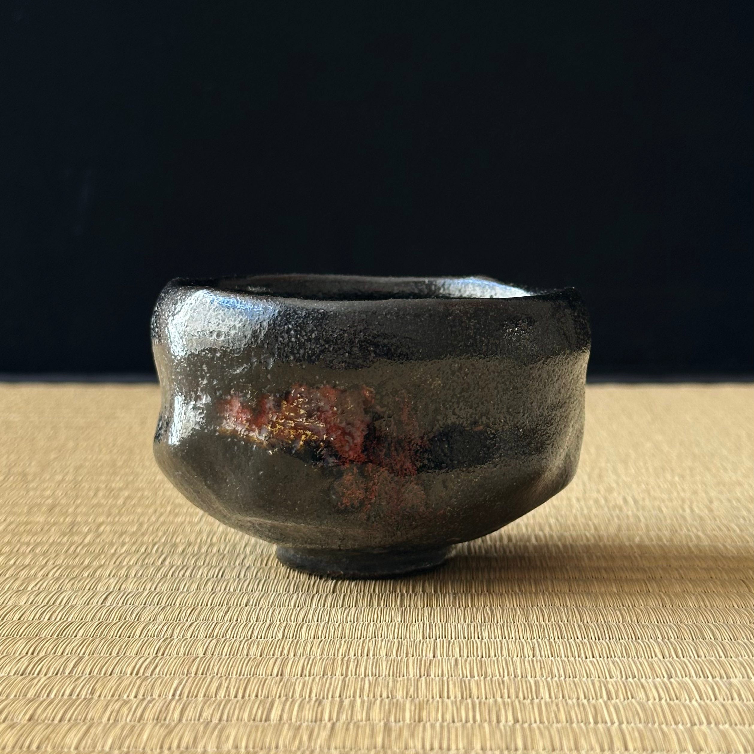 Chabako (boîte japonaise pour la cérémonie du thé) en laque urushi et or, décor pivoine en chinkin de Higashi Tsunehiro