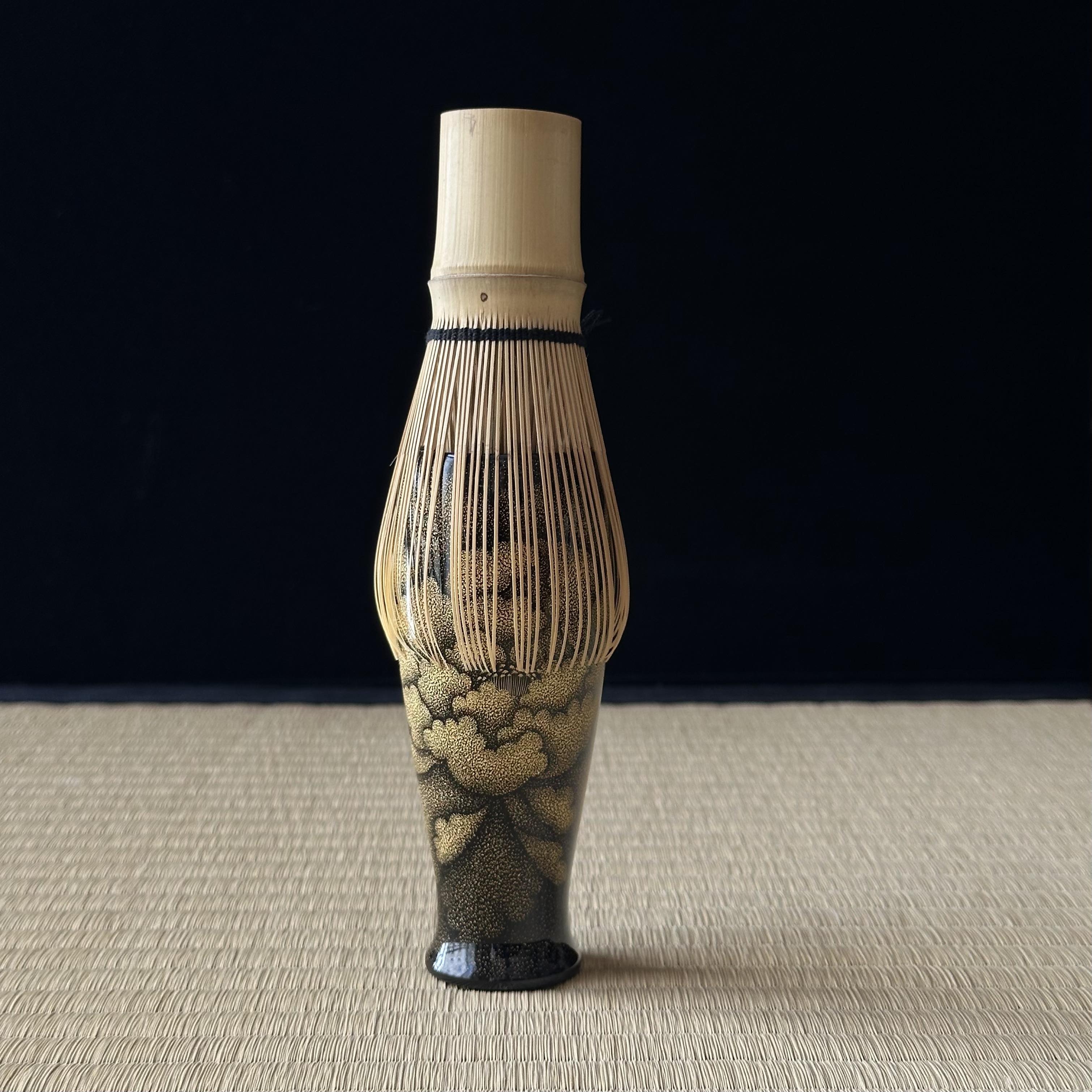 Chabako (boîte japonaise pour la cérémonie du thé) en laque urushi et or, décor pivoine en chinkin de Higashi Tsunehiro