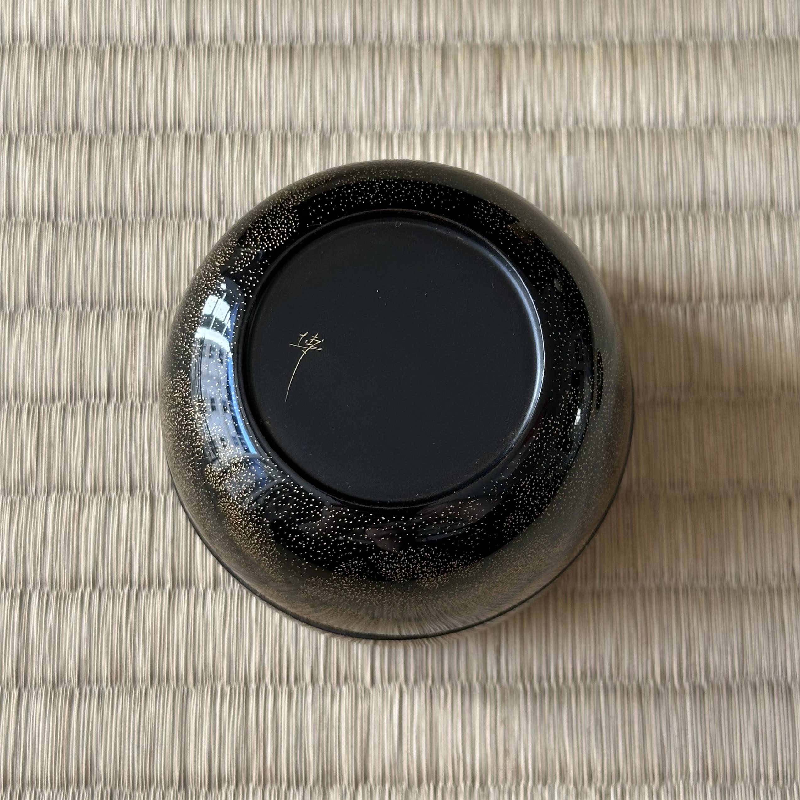 Chabako (boîte japonaise pour la cérémonie du thé) en laque urushi et or, décor pivoine en chinkin de Higashi Tsunehiro