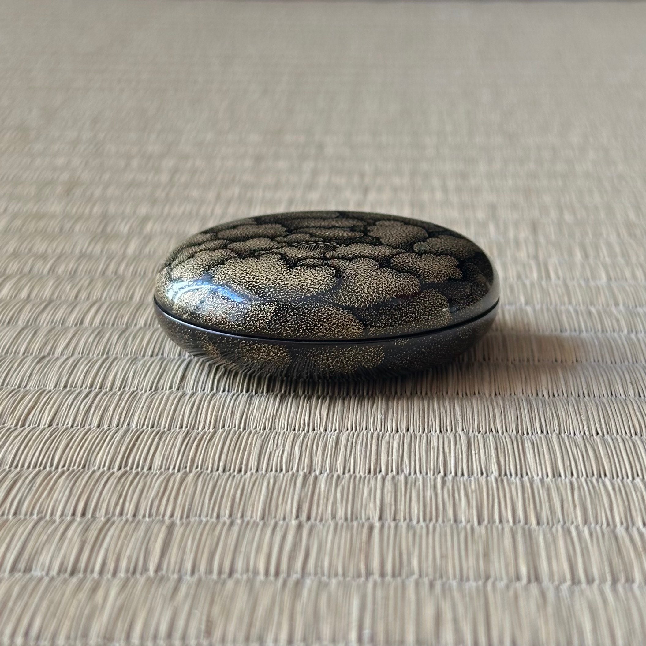 Chabako (boîte japonaise pour la cérémonie du thé) en laque urushi et or, décor pivoine en chinkin de Higashi Tsunehiro