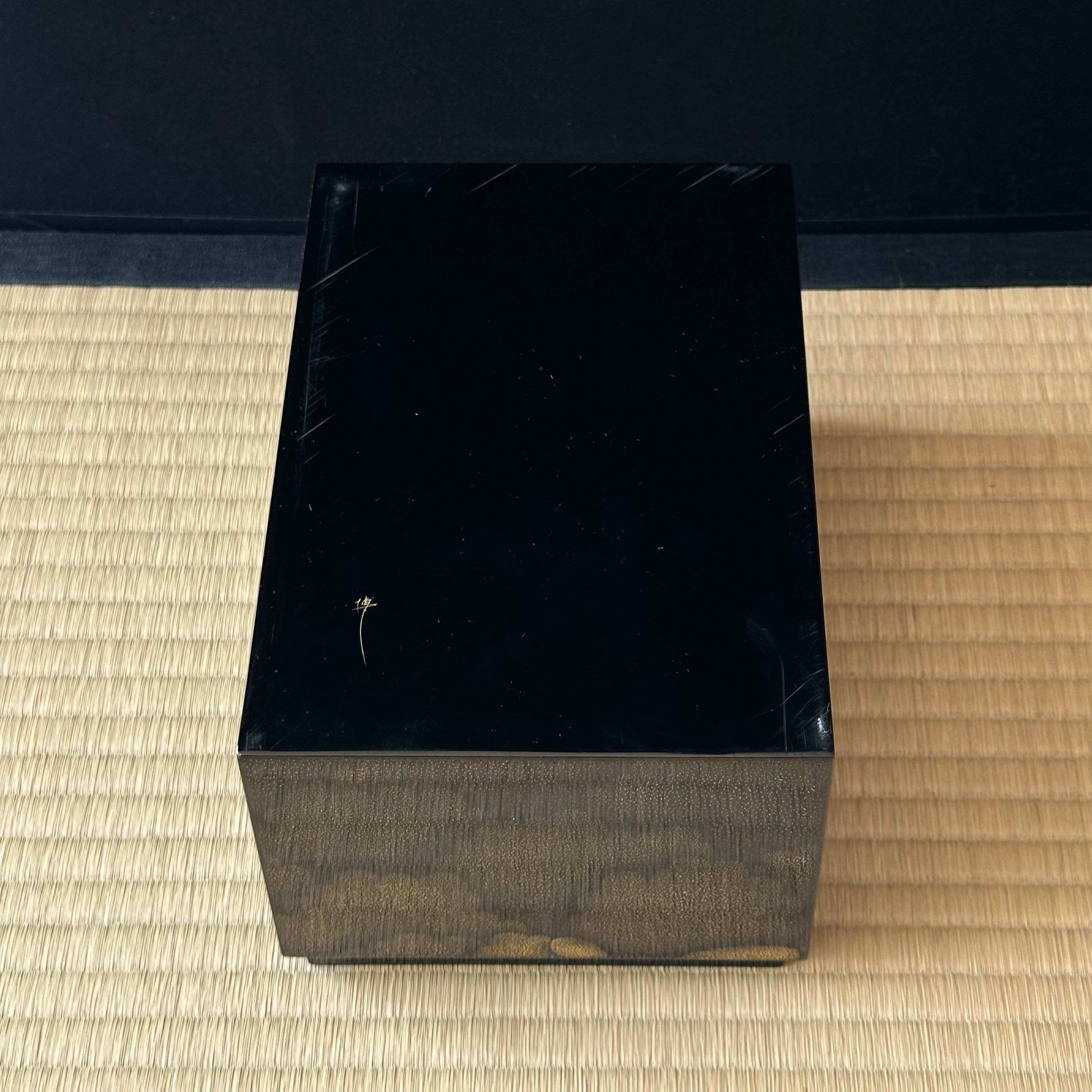 Chabako (boîte japonaise pour la cérémonie du thé) en laque urushi et or, décor pivoine en chinkin de Higashi Tsunehiro
