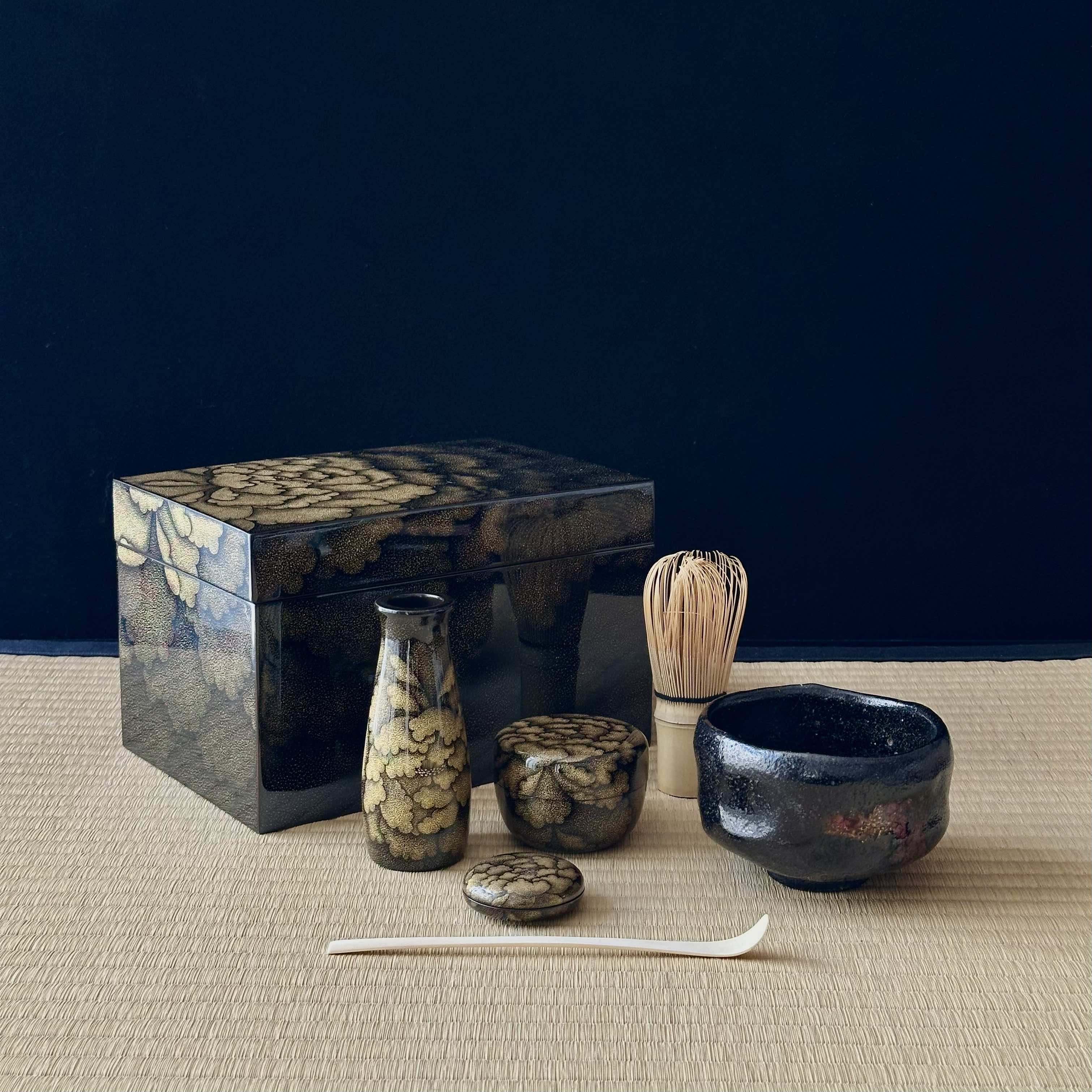 Chabako (boîte japonaise pour la cérémonie du thé) en laque urushi et or, décor pivoine en chinkin de Higashi Tsunehiro
