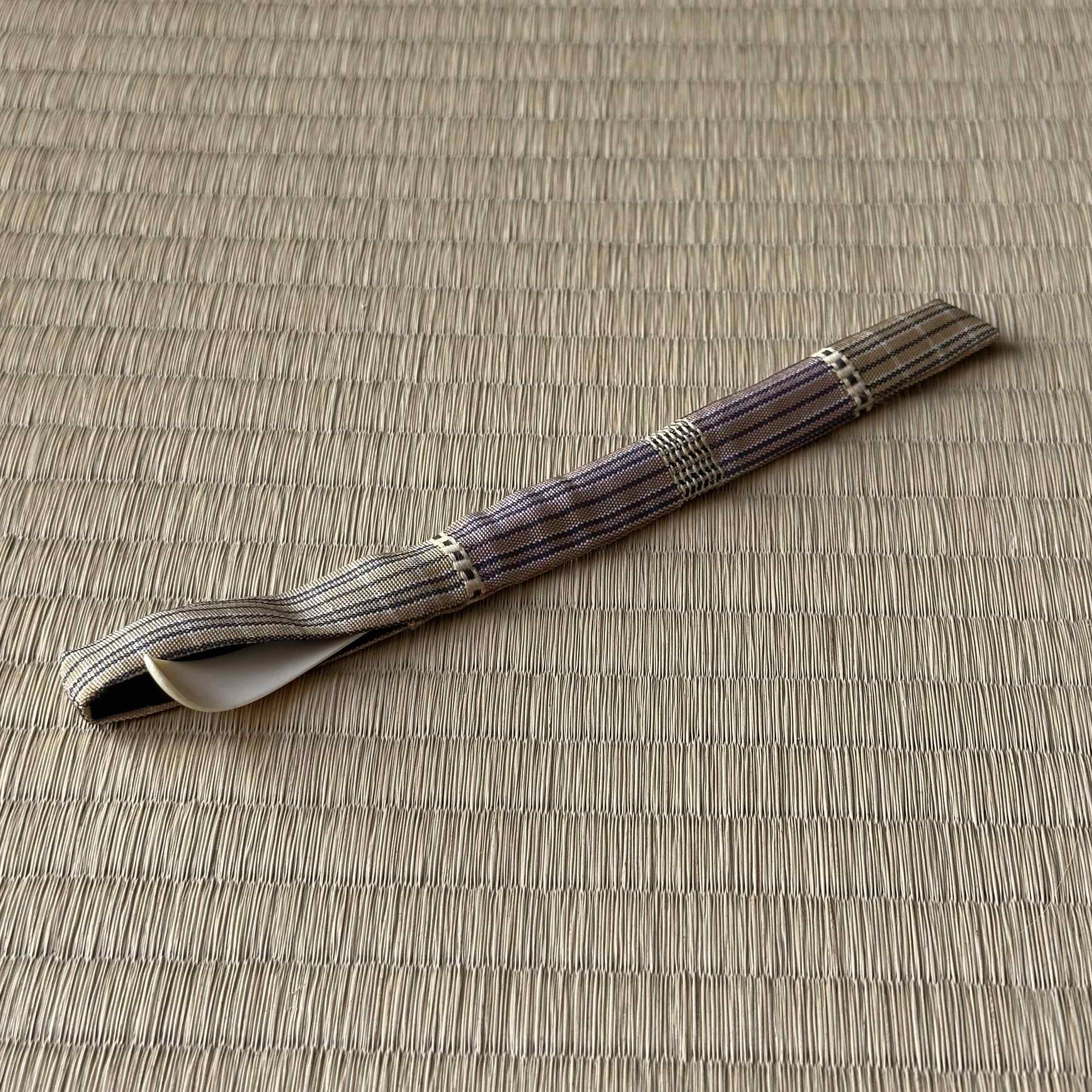 Chabako (boîte japonaise pour la cérémonie du thé) en laque urushi et or, décor pivoine en chinkin de Higashi Tsunehiro