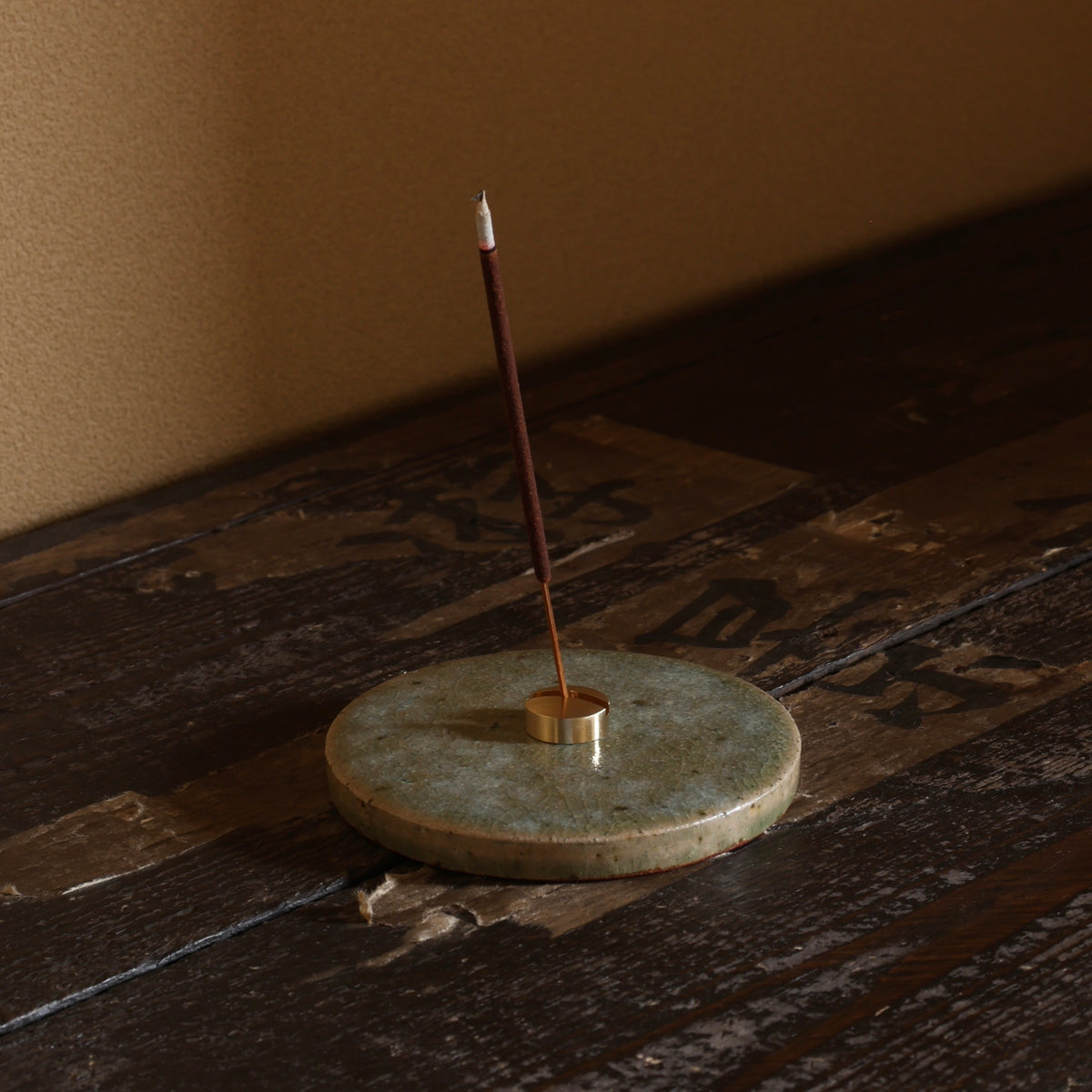 Assiette Mamezara à glaçure de cendre de l’atelier Tokinoha
