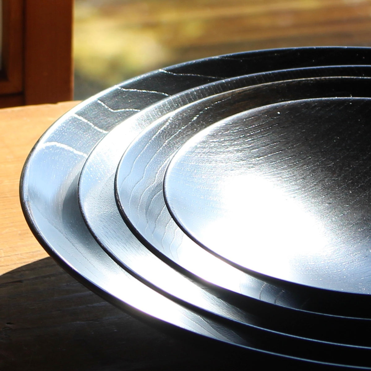 Sen wood plates with black urushi lacquer by Kihachi Kōbō
