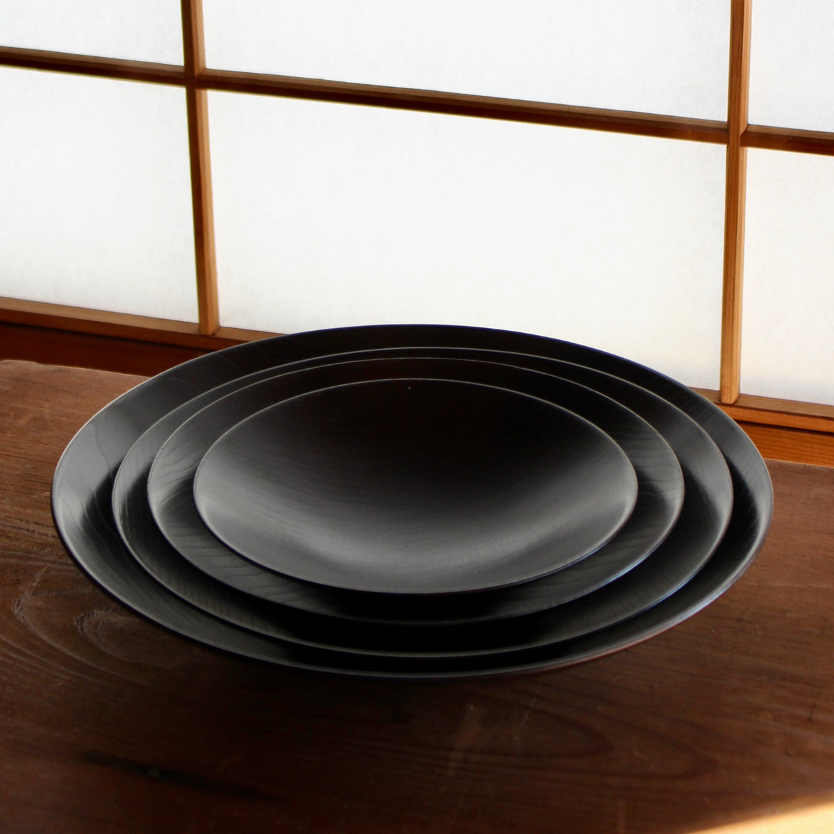 Sen wood plates with black urushi lacquer by Kihachi Kōbō
