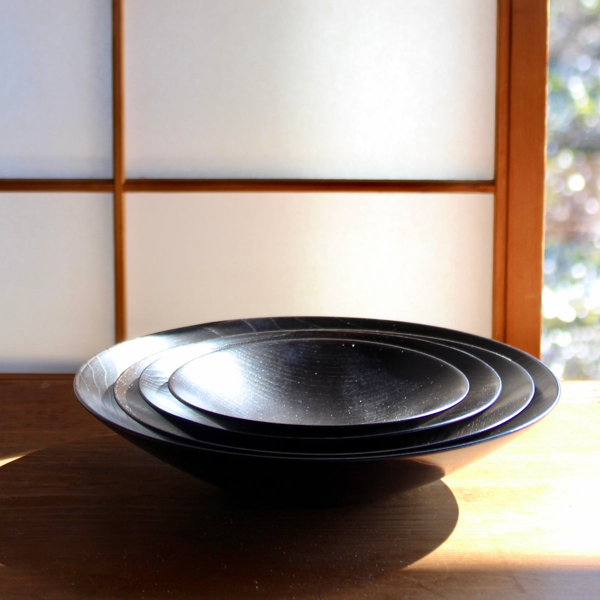 Sen wood plates with black urushi lacquer by Kihachi Kōbō