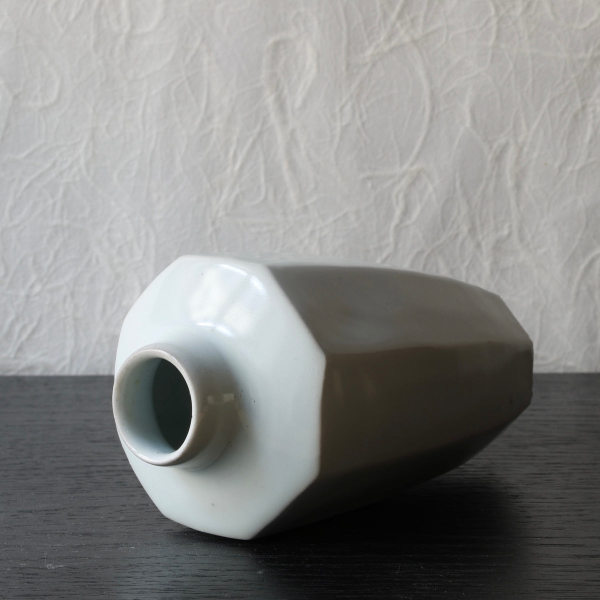 Vase facetté en porcelaine blanche baekja de Sang-in Kim