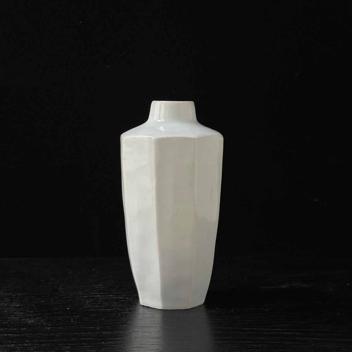 Vase facetté en porcelaine blanche baekja de Sang-in Kim