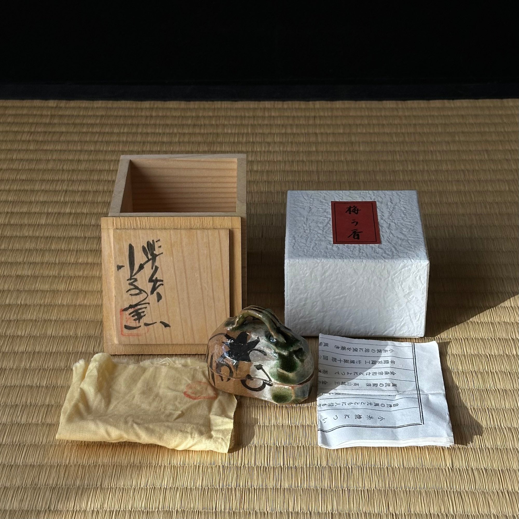 Kōgō en céramique Oribe, décor momiji (feuilles d'érable) de Nagakura Saburō et nerikō (billes d’encens) japonais
