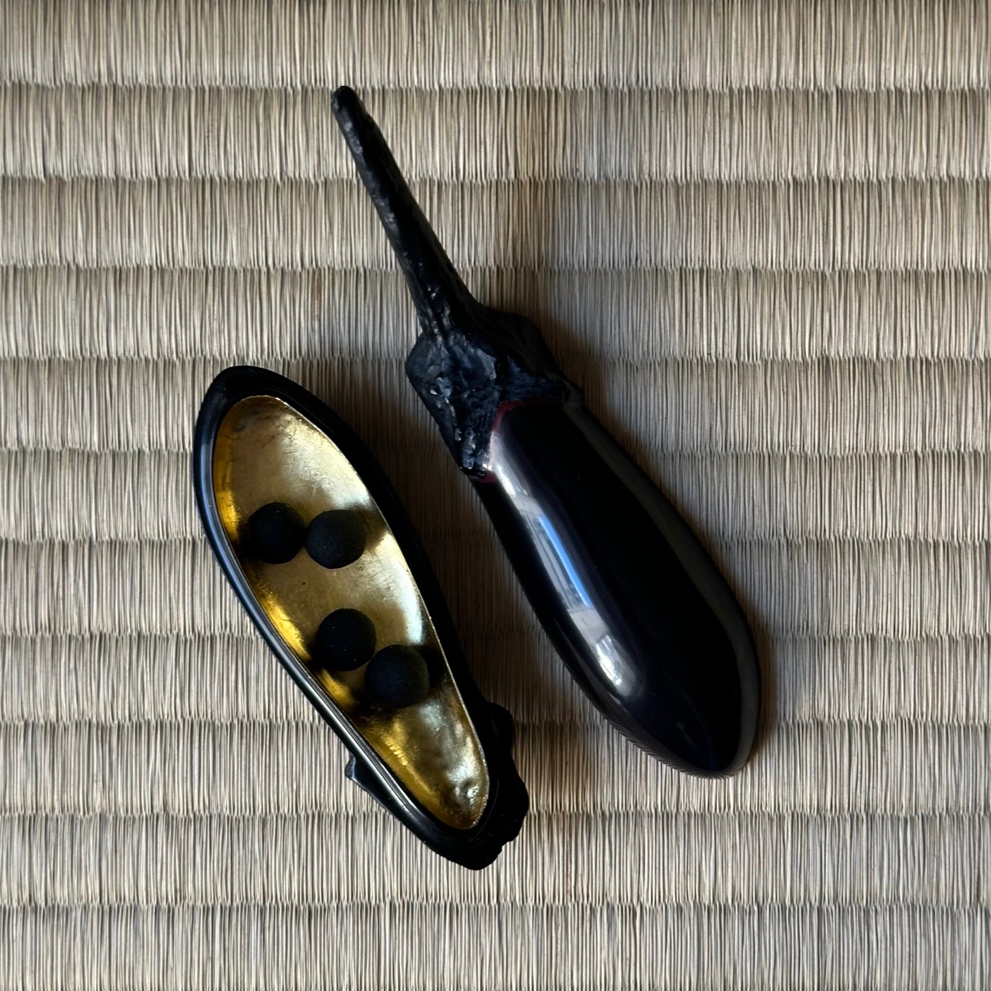 Kōgō en kankishu (laque urushi sèche) de Sōkō Dōjō et nerikō (billes d’encens) japonais