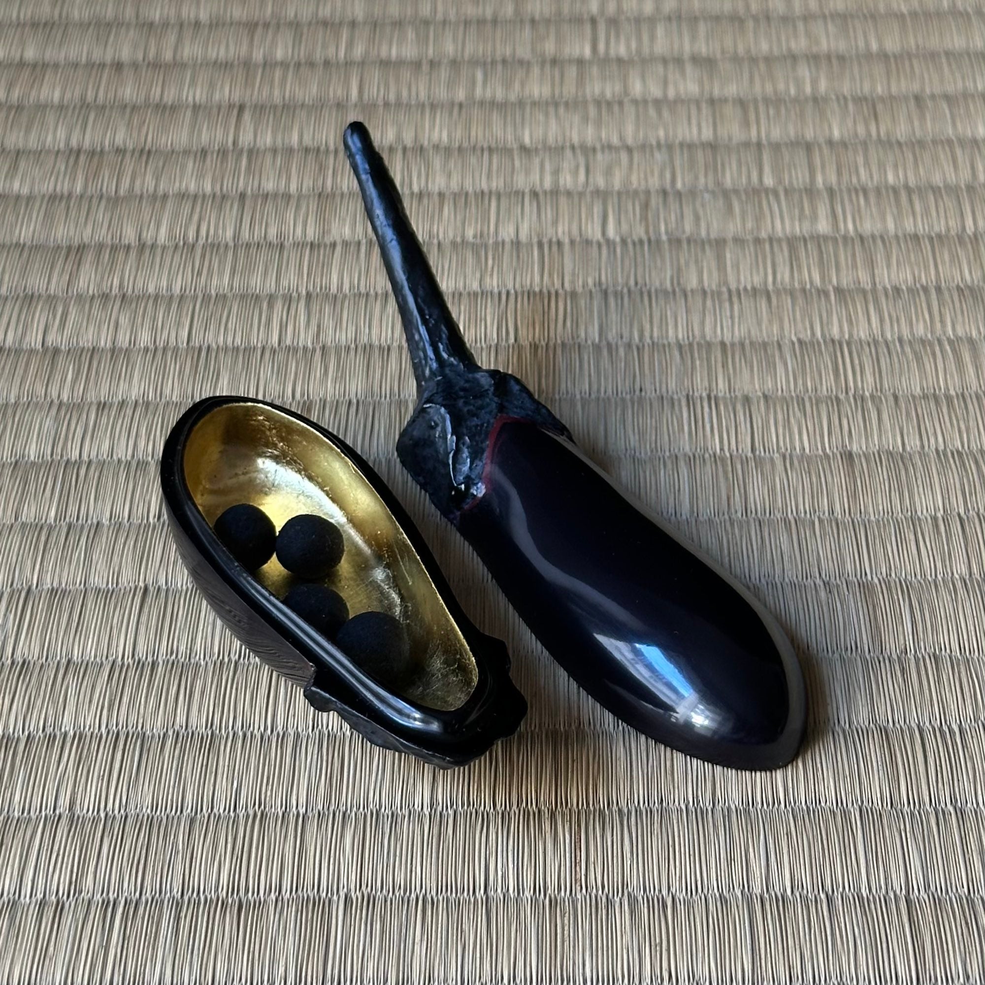 Kōgō en kankishu (laque urushi sèche) de Sōkō Dōjō et nerikō (billes d’encens) japonais