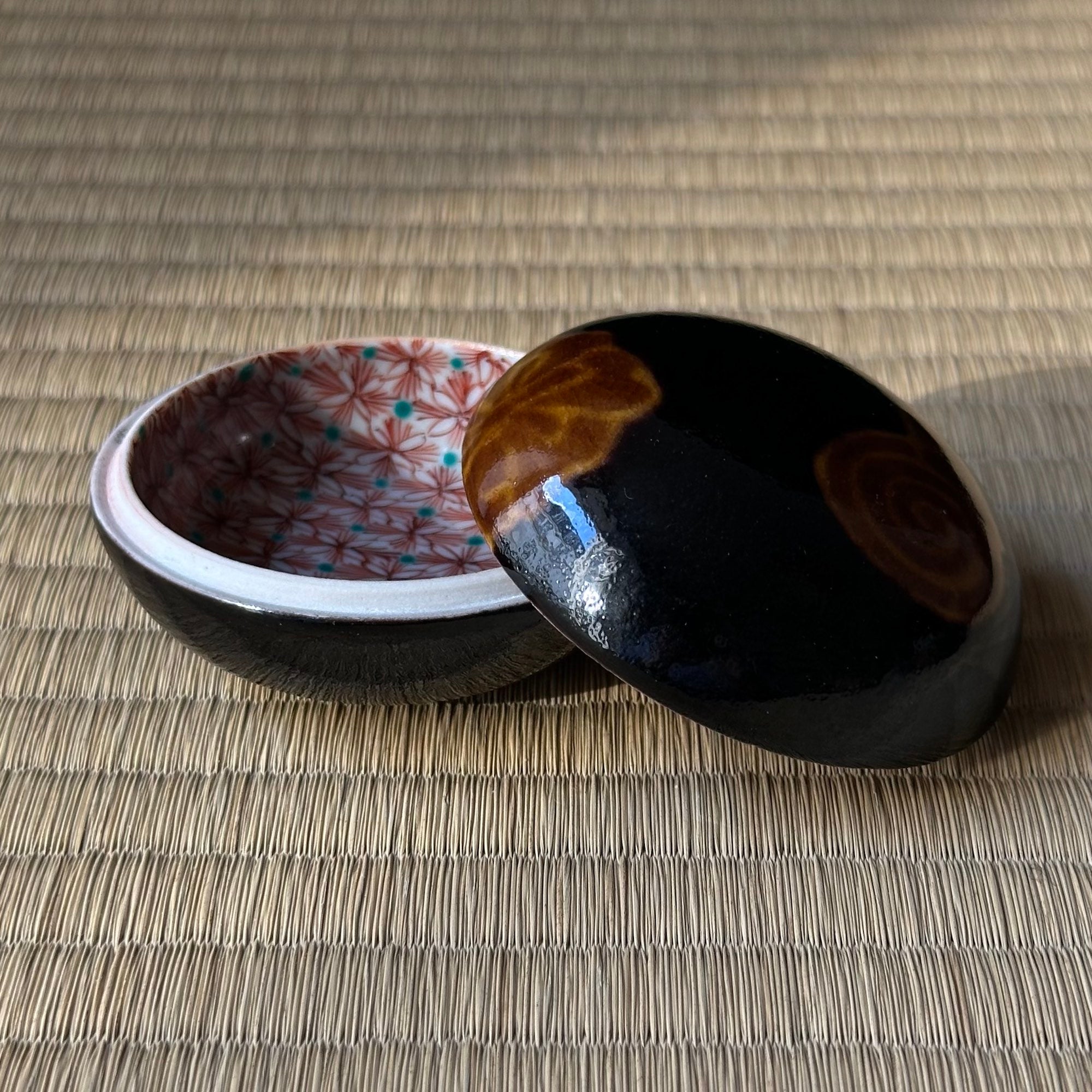 Kōgō en porcelaine Kutani de Tamekichi Mitsui III et nerikō (billes d’encens) japonais