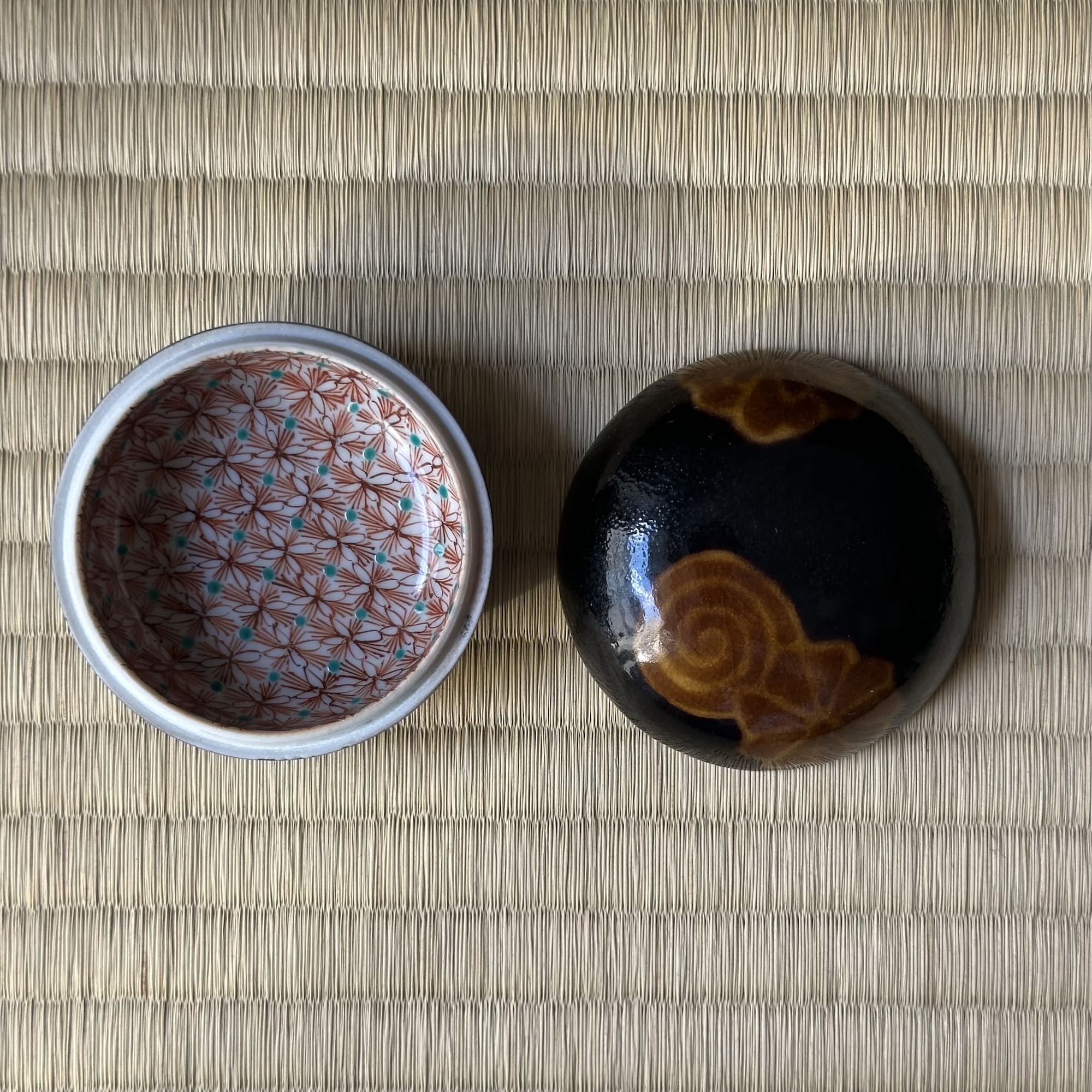 Kōgō en porcelaine Kutani de Tamekichi Mitsui III et nerikō (billes d’encens) japonais