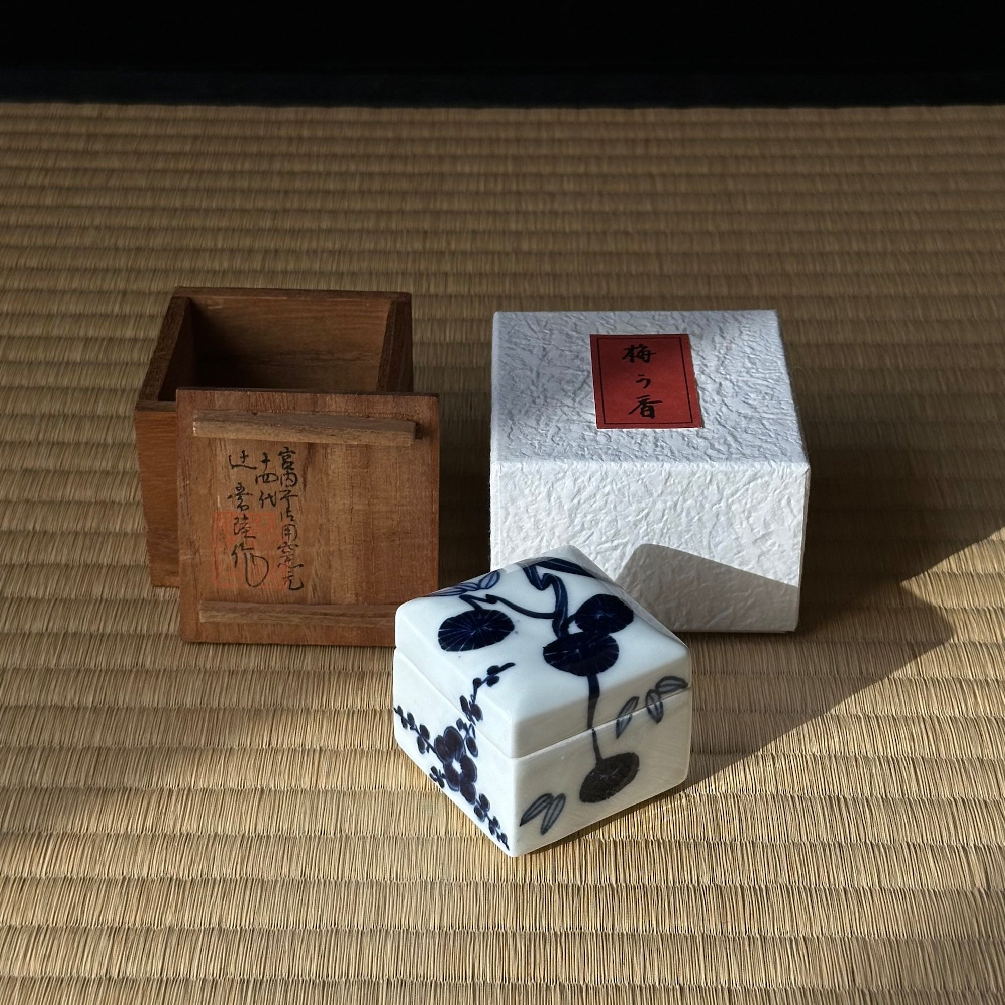 Sometsuke porcelain kōgō, shōchikubai (pine, bamboo, plum) decoration, by Hitachi Tsuji XIV and Japanese nerikō (incense balls)