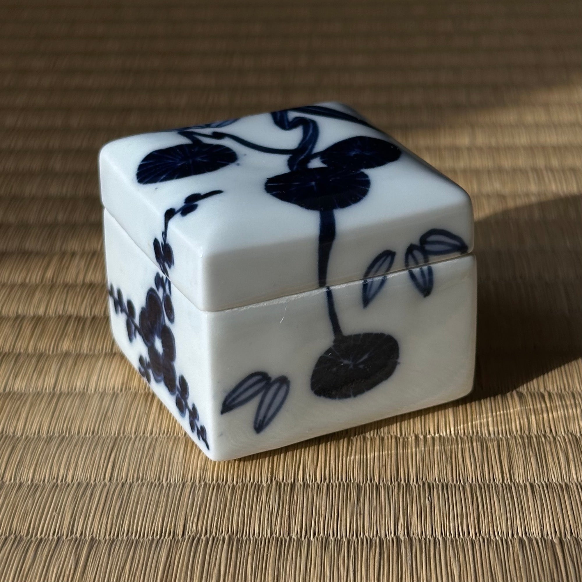 Kōgō en porcelaine sometsuke, décor shōchikubai (pin, bambou, prunier), de Hitachi Tsuji XIV et nerikō (billes d’encens) japonais
