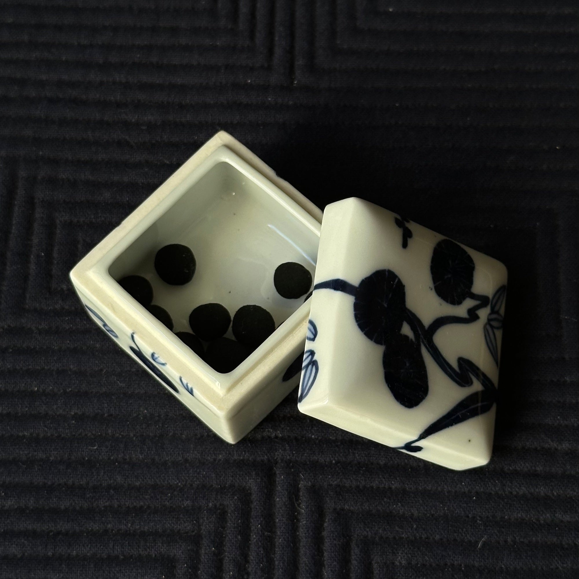 Sometsuke porcelain kōgō, shōchikubai (pine, bamboo, plum) decoration, by Hitachi Tsuji XIV and Japanese nerikō (incense balls)