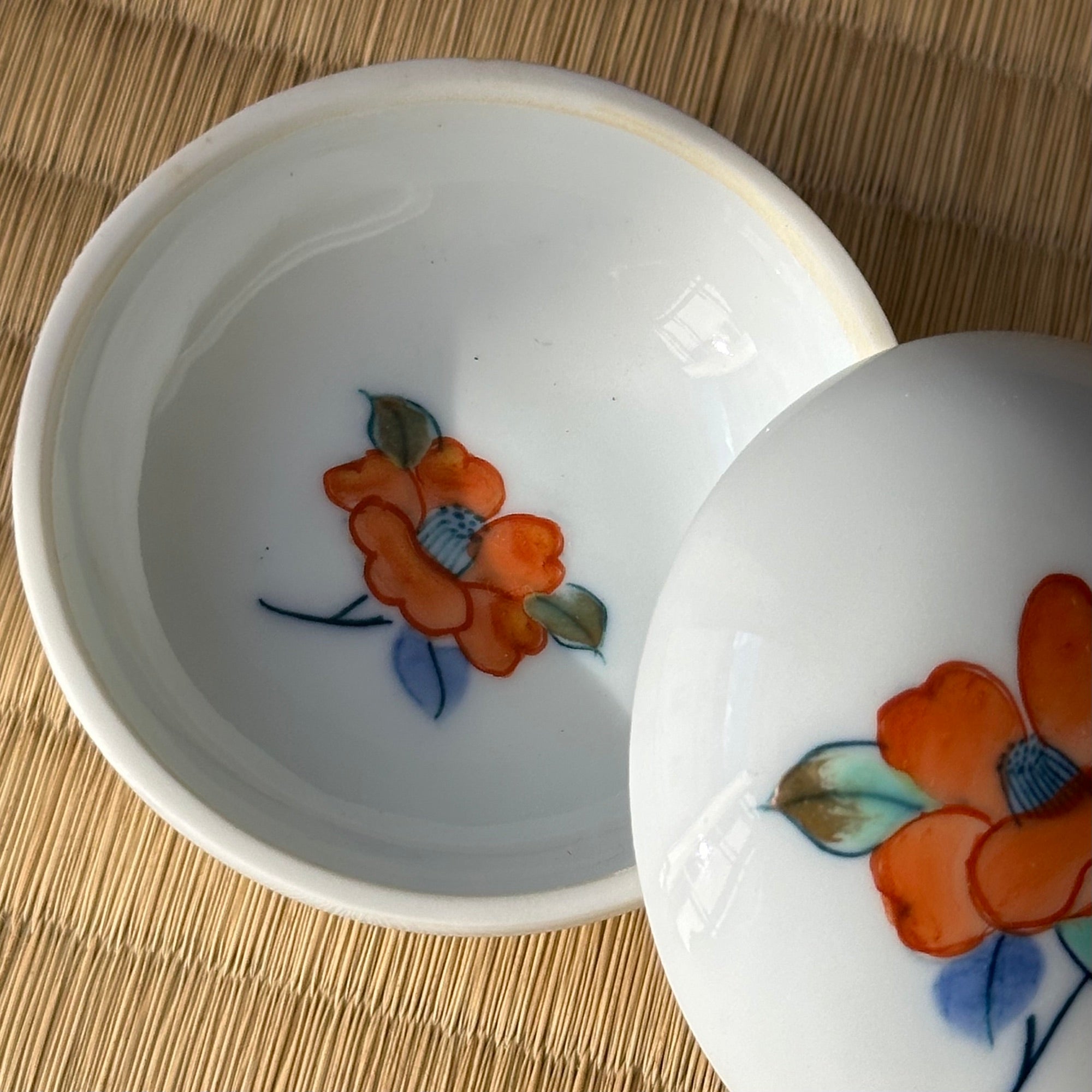 Kōgō en porcelaine Nabeshima, décor camélia de Shibata Gakuzan et nerikō (billes d’encens) japonais