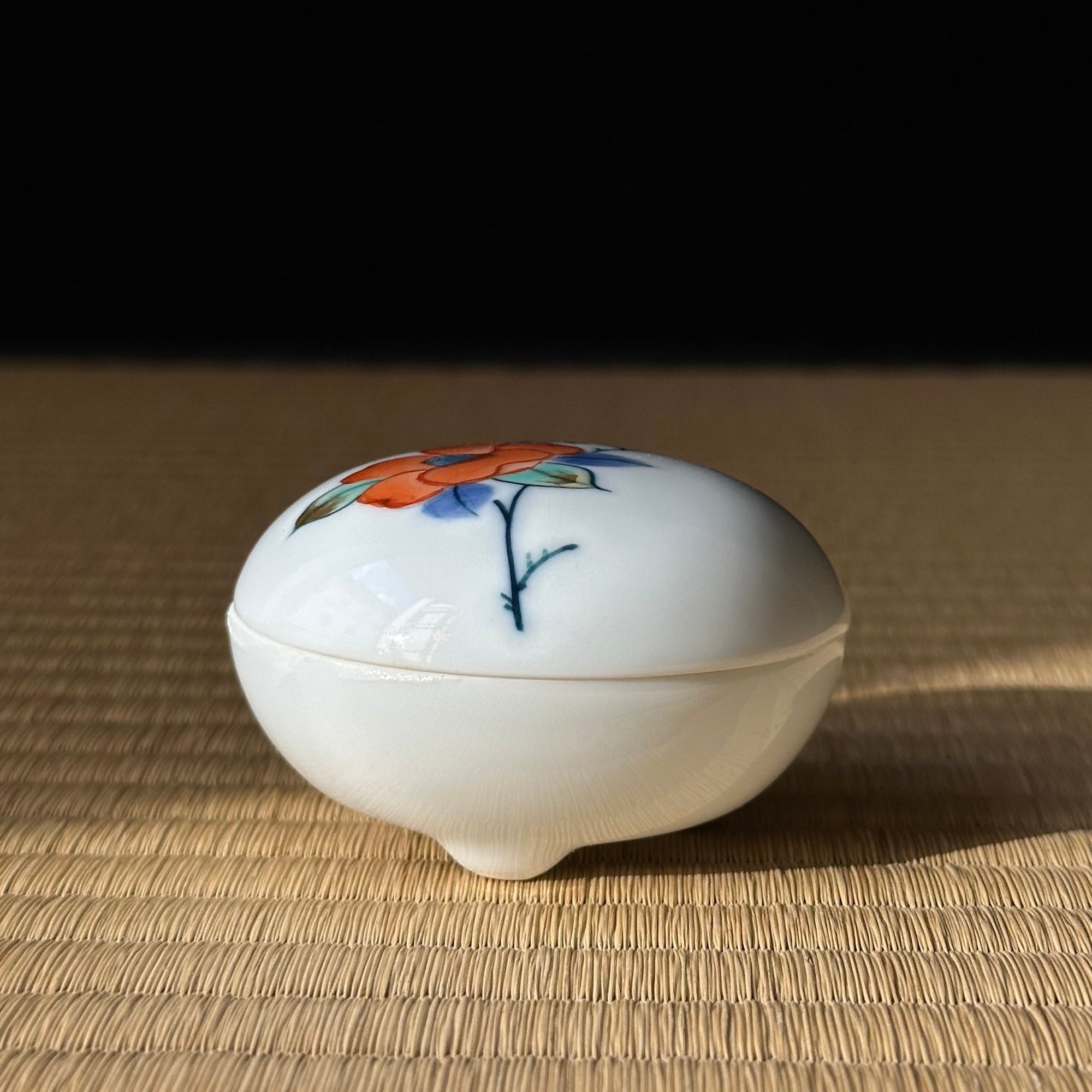 Kōgō en porcelaine Nabeshima, décor camélia de Shibata Gakuzan et nerikō (billes d’encens) japonais