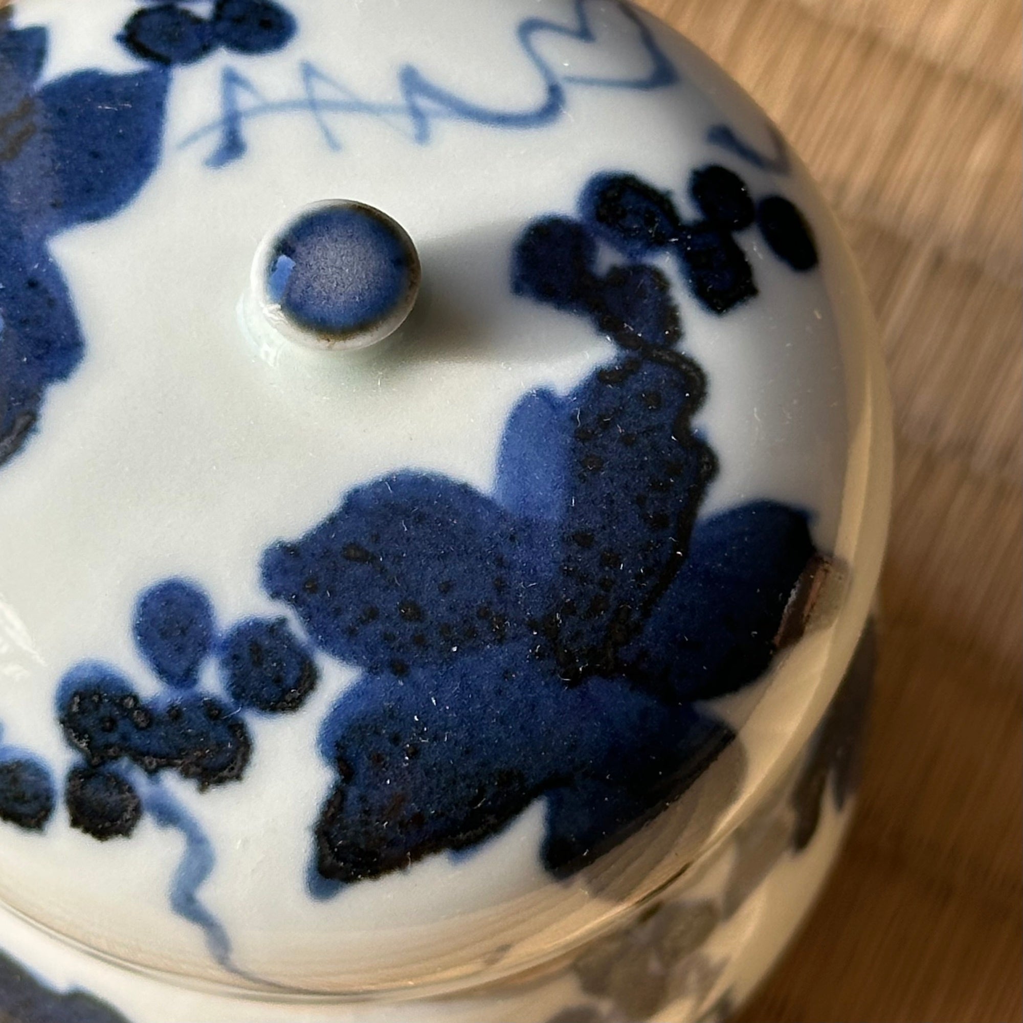 Kōgō en porcelaine sometsuke à décor de raisin de Kōbeigama et nerikō (billes d’encens) japonais