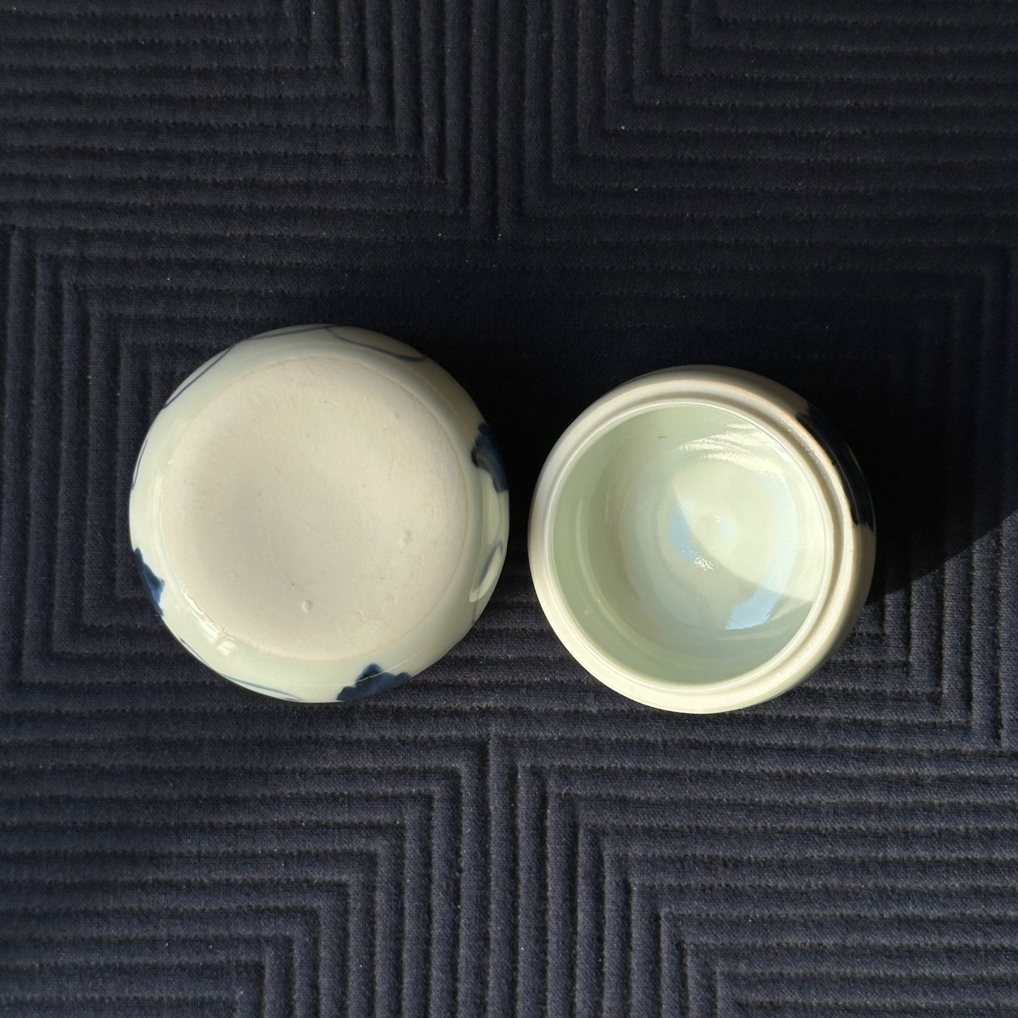 Kōgō en porcelaine sometsuke à décor de raisin de Kōbeigama et nerikō (billes d’encens) japonais