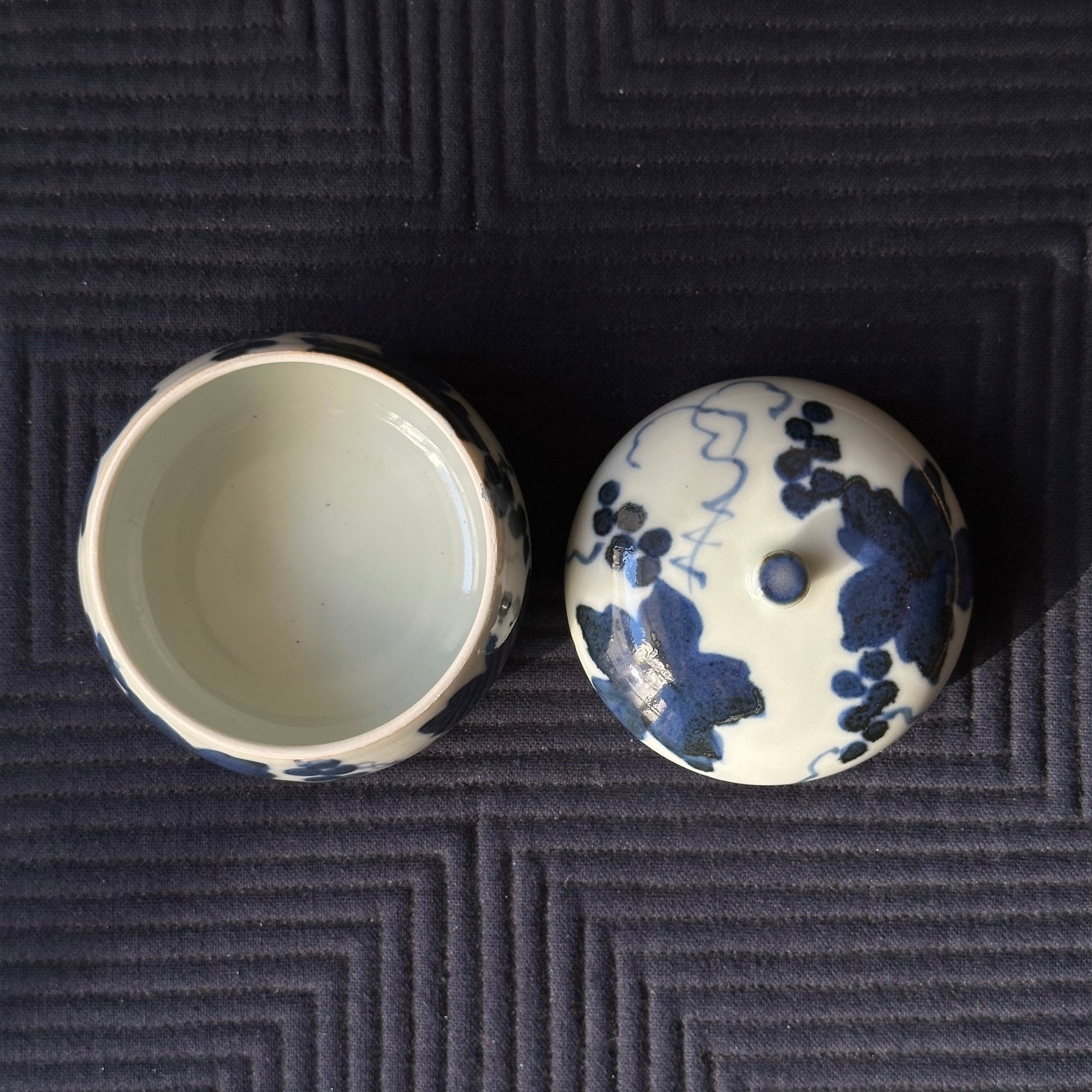 Kōgō en porcelaine sometsuke à décor de raisin de Kōbeigama et nerikō (billes d’encens) japonais