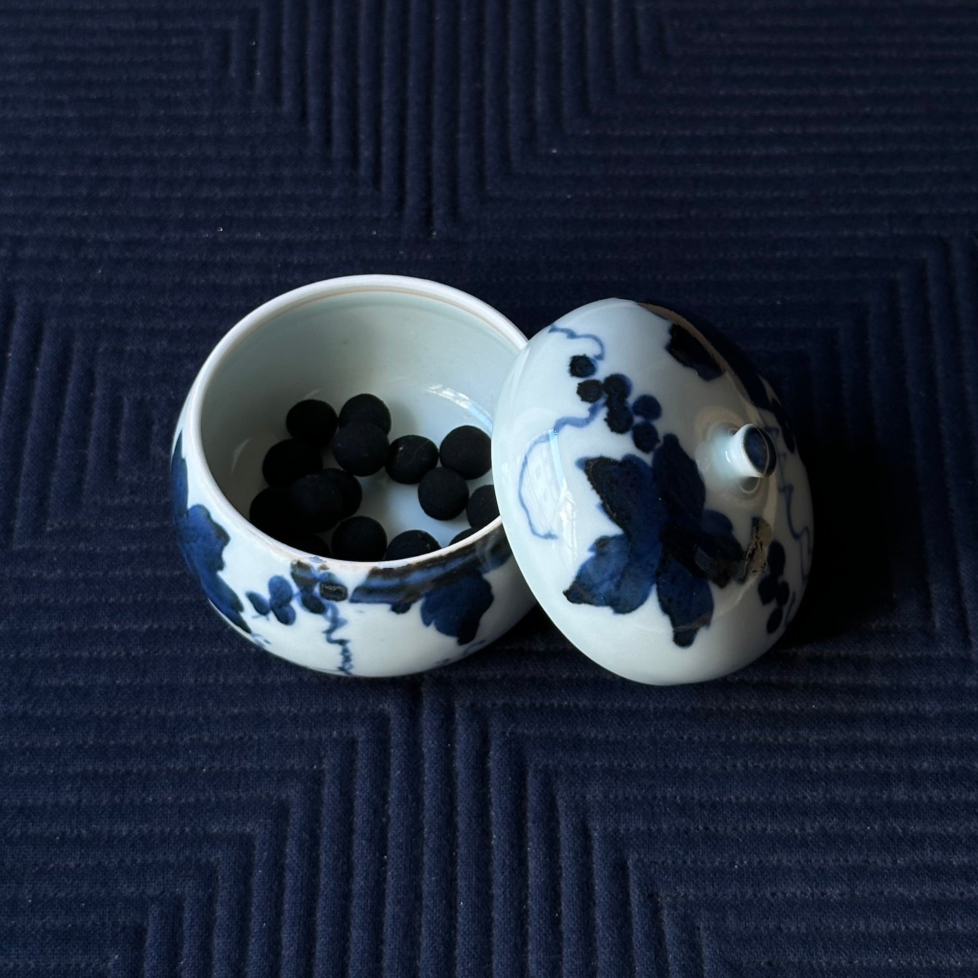 Kōgō en porcelaine sometsuke à décor de raisin de Kōbeigama et nerikō (billes d’encens) japonais