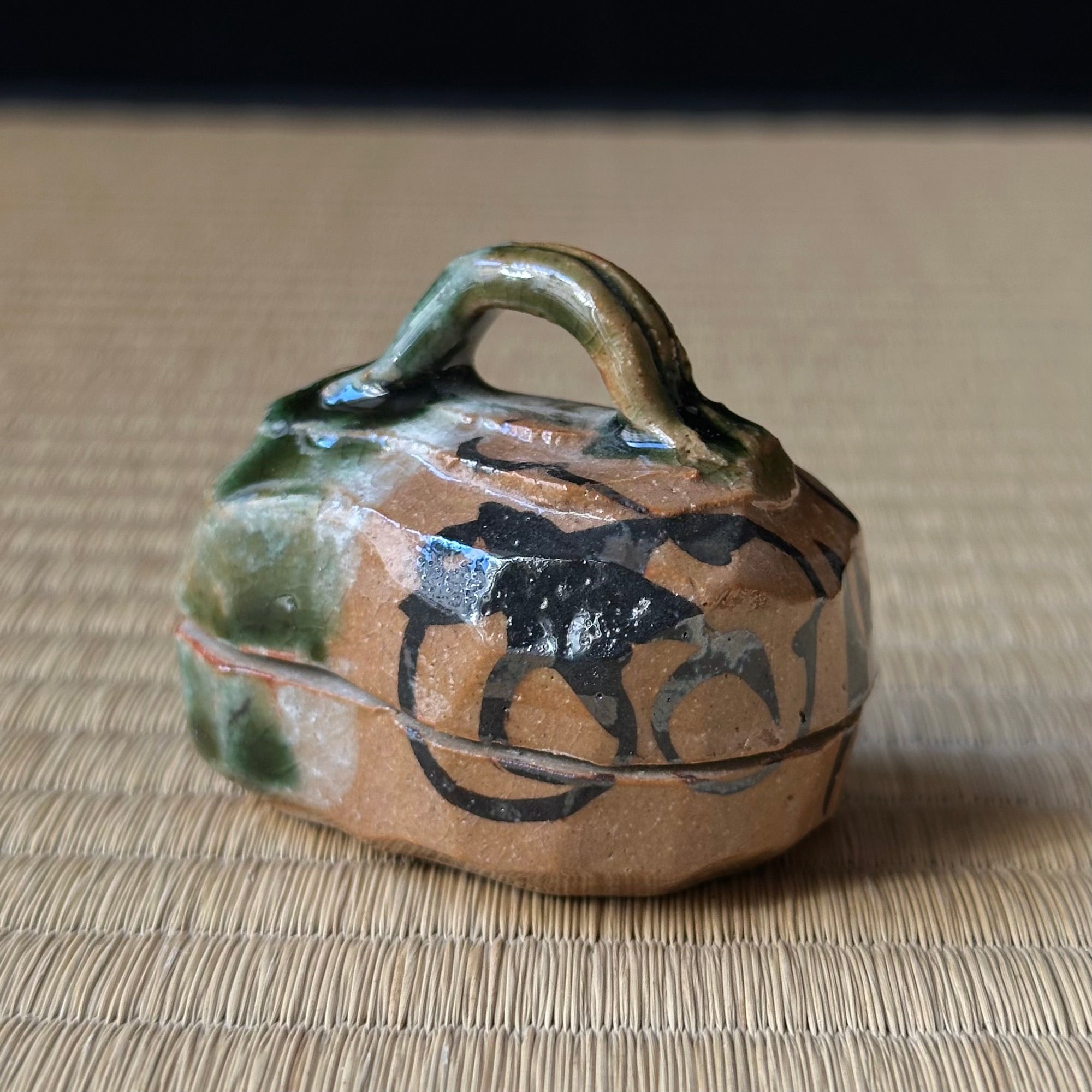 Kōgō en céramique Oribe, décor momiji (feuilles d'érable) de Nagakura Saburō et nerikō (billes d’encens) japonais