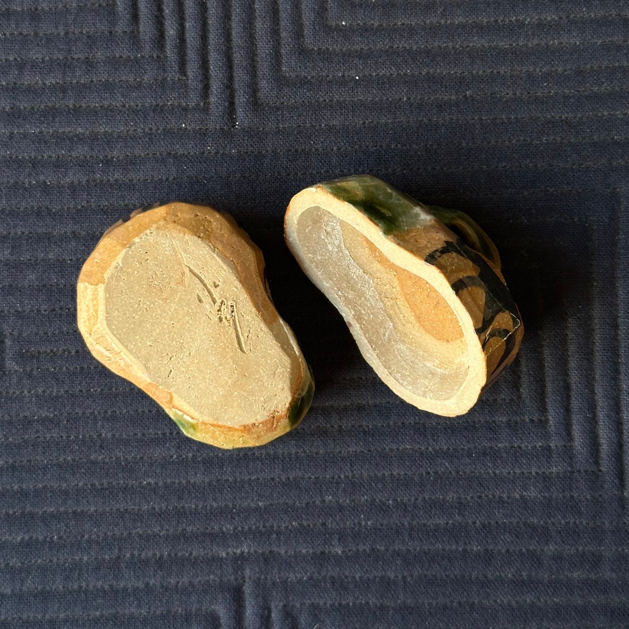 Kōgō en céramique Oribe, décor momiji (feuilles d'érable) de Nagakura Saburō et nerikō (billes d’encens) japonais
