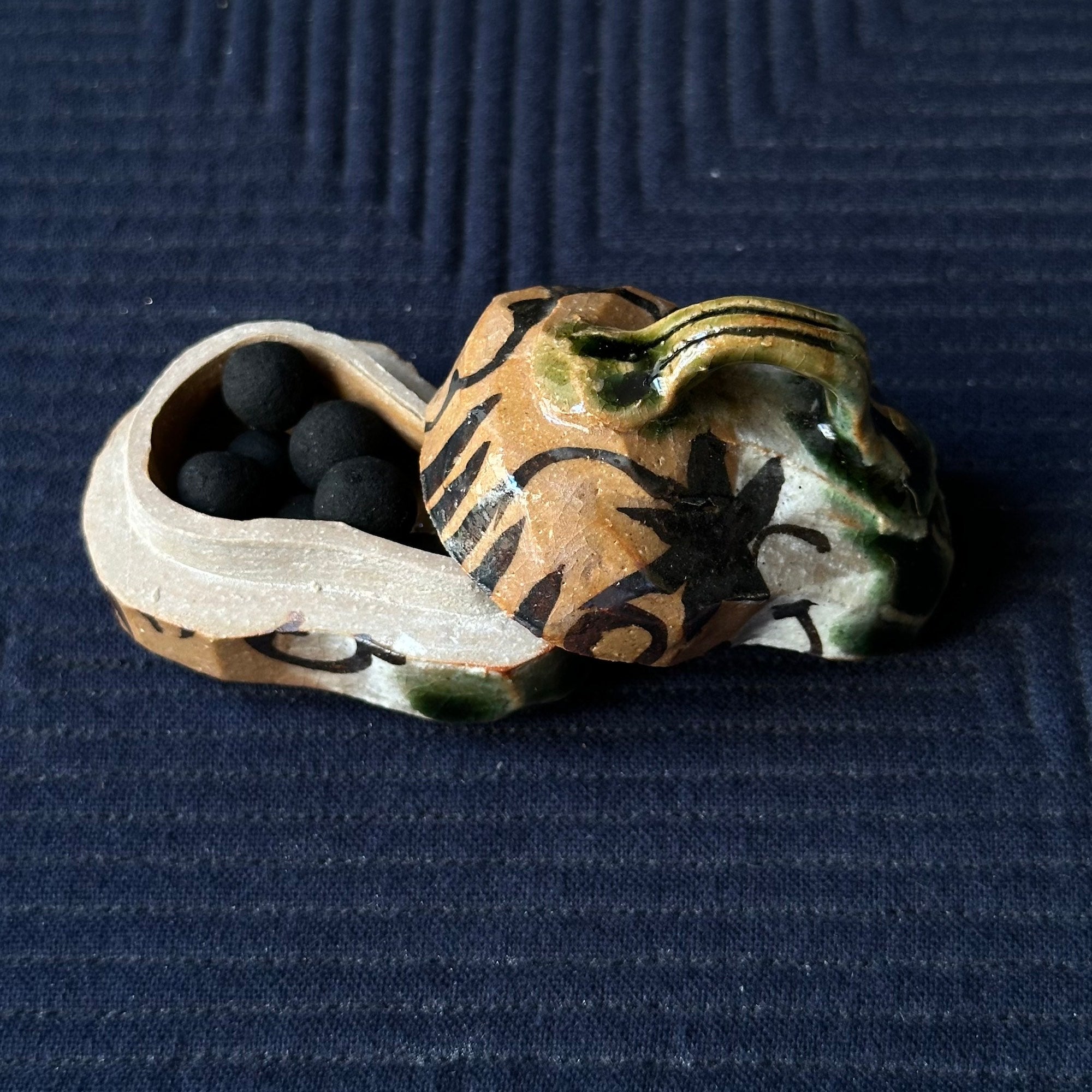 Kōgō en céramique Oribe, décor momiji (feuilles d'érable) de Nagakura Saburō et nerikō (billes d’encens) japonais