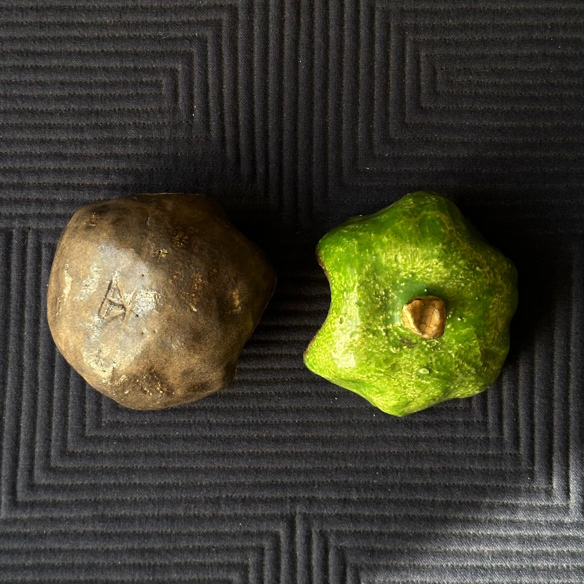 Kōgō en céramique Ueno-yaki à glaçure verte de Gen Takatsuru et nerikō (billes d’encens) japonais