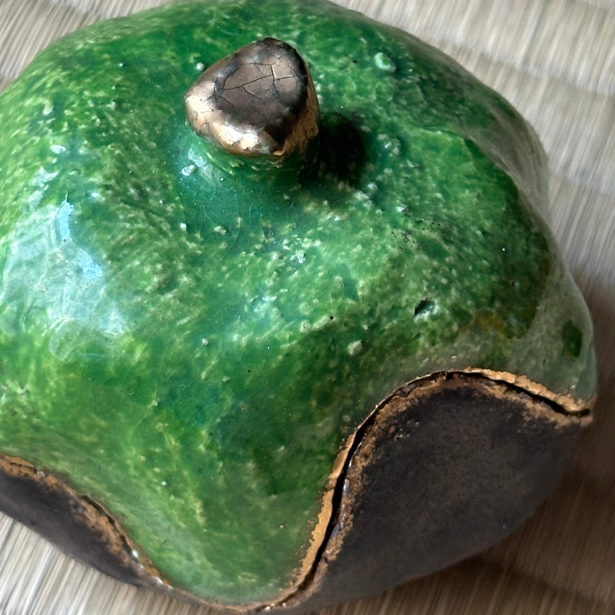 Kōgō en céramique Ueno-yaki à glaçure verte de Gen Takatsuru et nerikō (billes d’encens) japonais