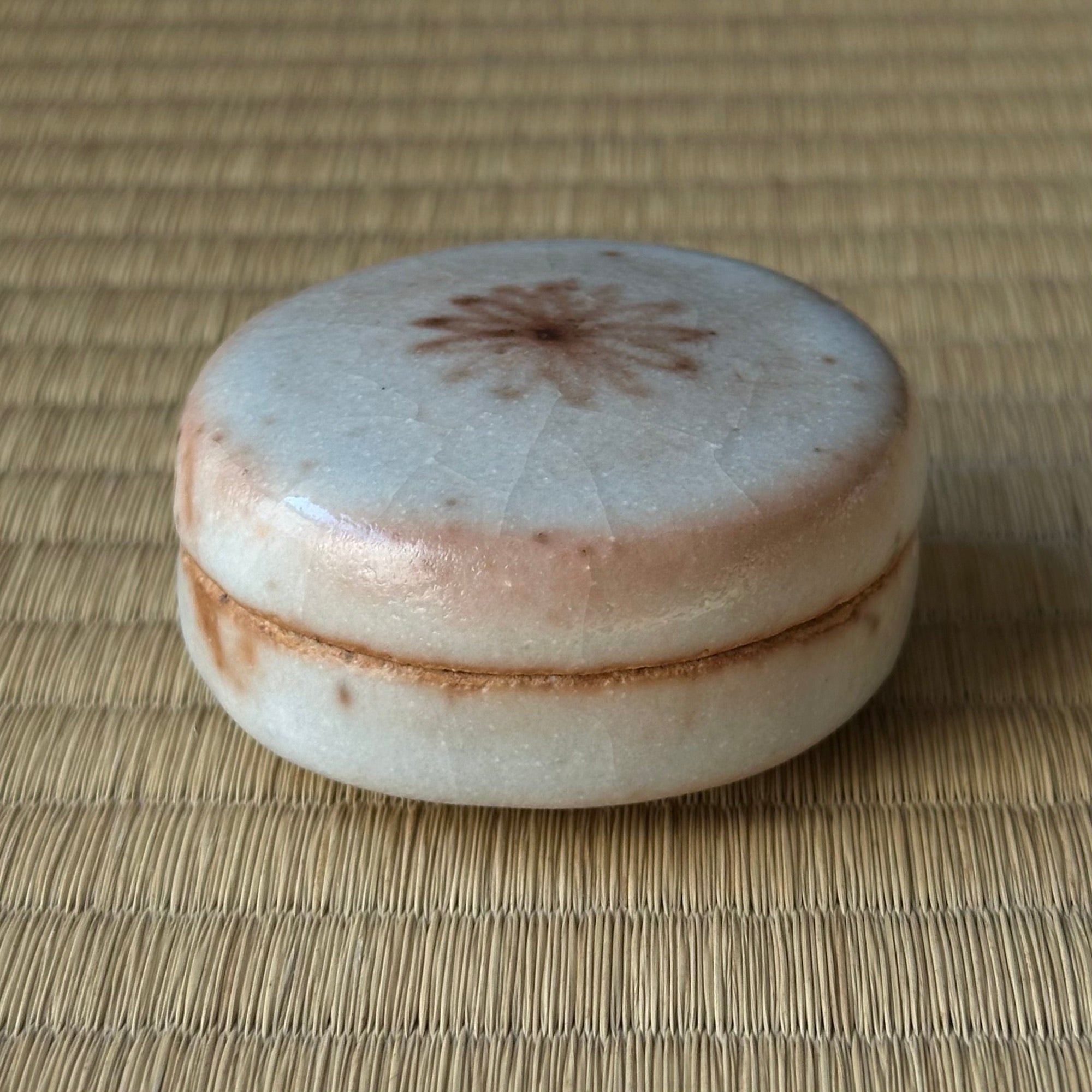 Kōgō en céramique Shino de Takeyoshi Miyamoto et nerikō (billes d’encens) japonais
