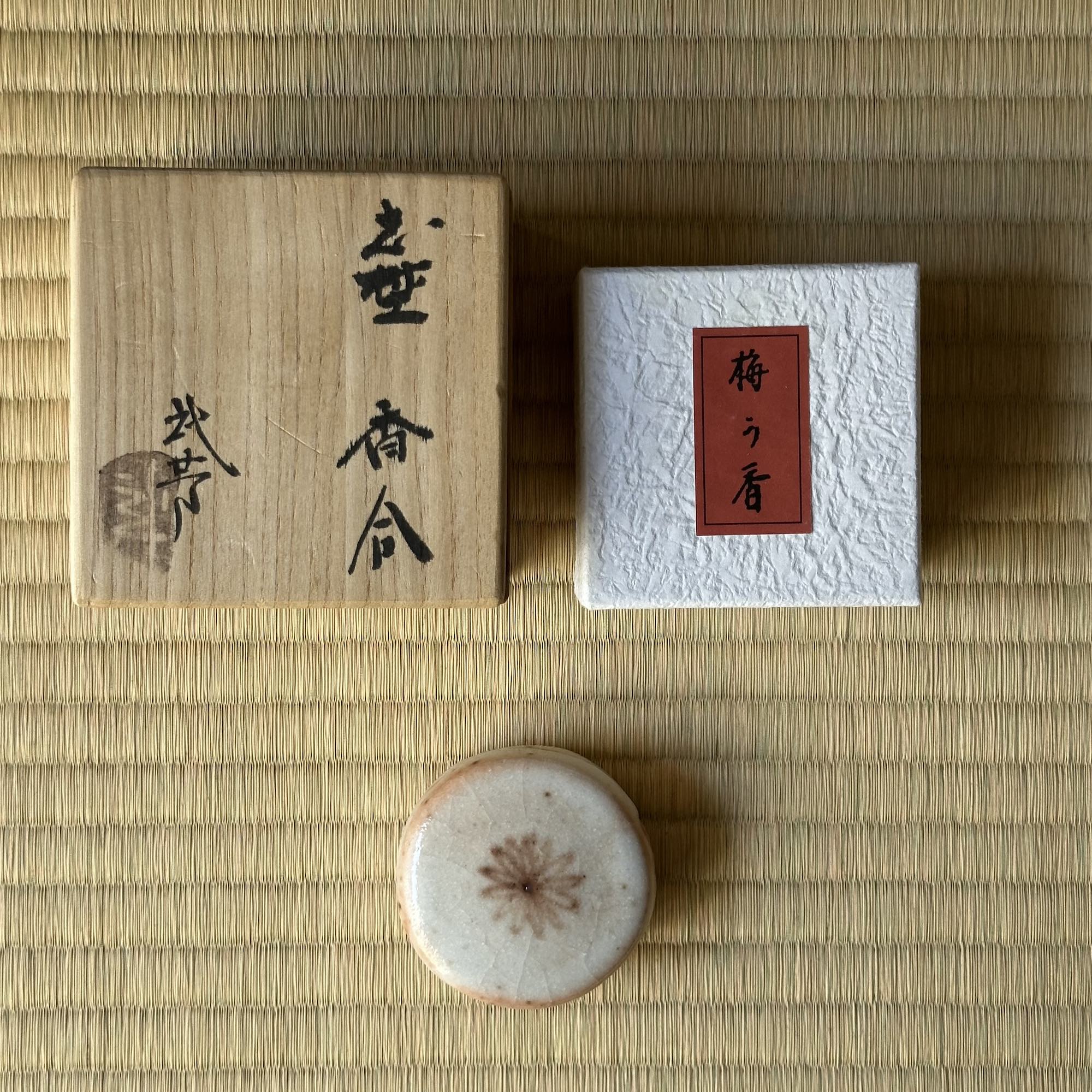 Kōgō en céramique Shino de Takeyoshi Miyamoto et nerikō (billes d’encens) japonais