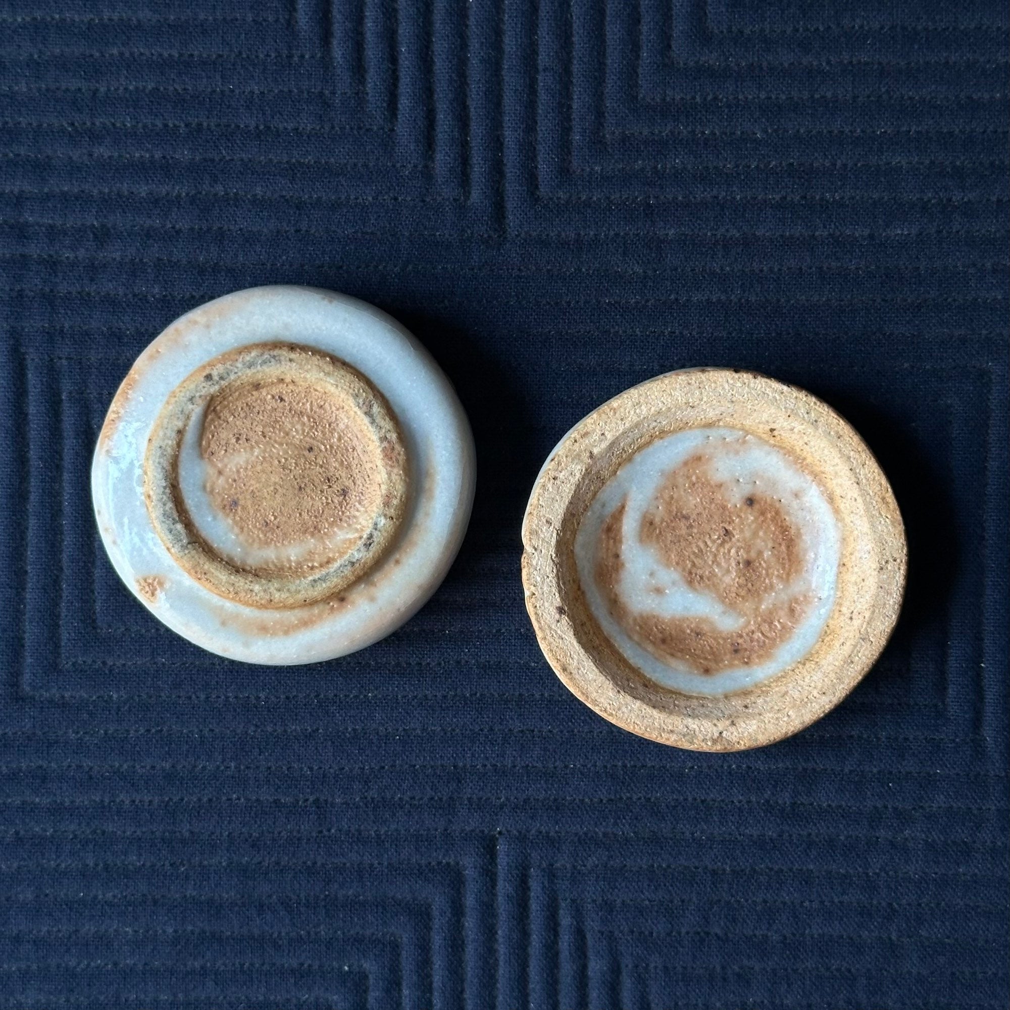 Kōgō en céramique Shino de Takeyoshi Miyamoto et nerikō (billes d’encens) japonais