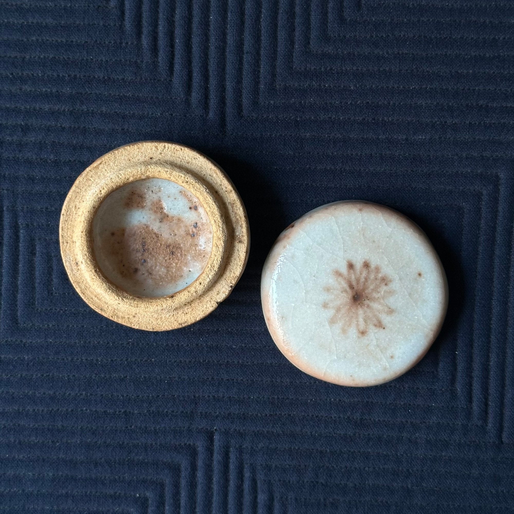 Kōgō en céramique Shino de Takeyoshi Miyamoto et nerikō (billes d’encens) japonais
