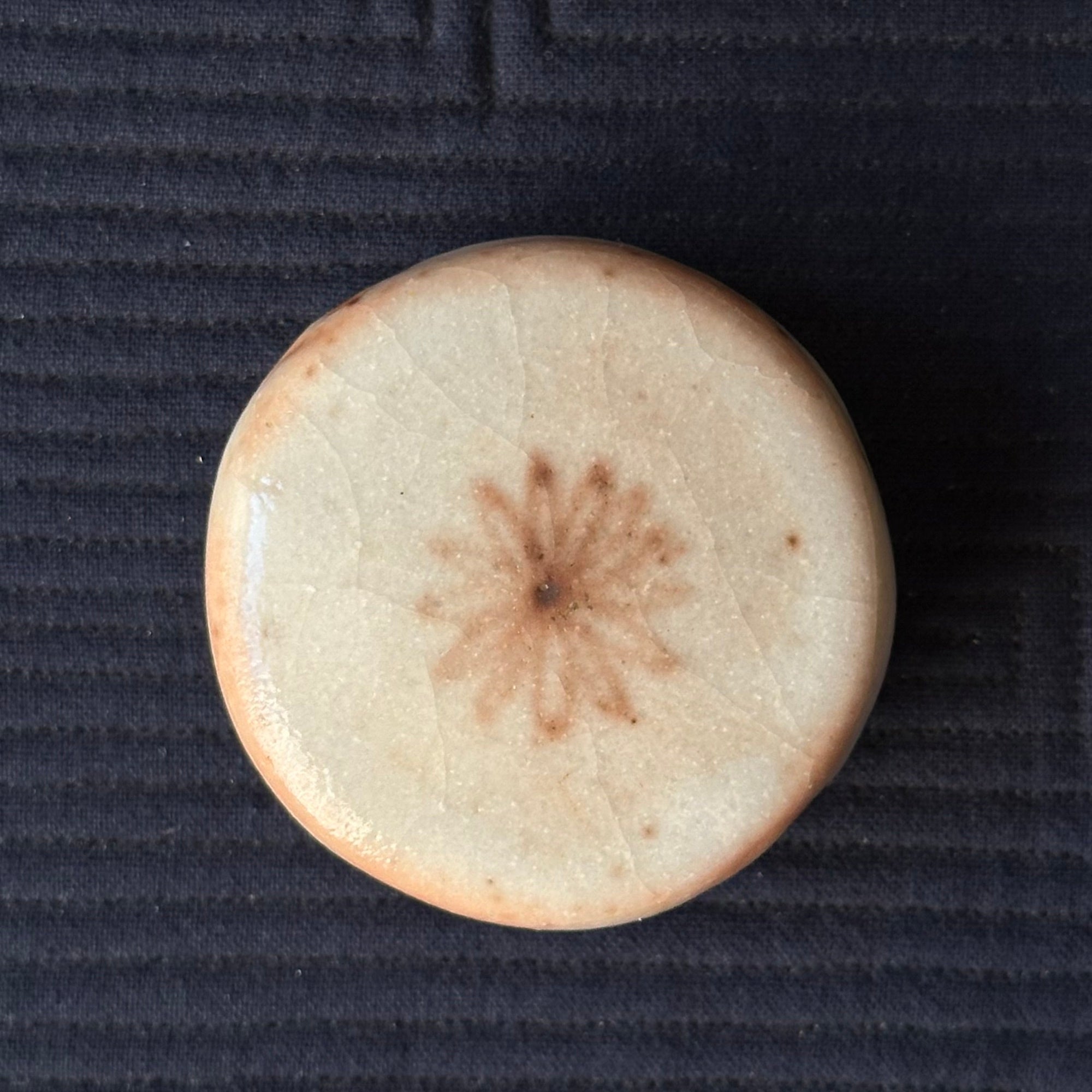 Kōgō en céramique Shino de Takeyoshi Miyamoto et nerikō (billes d’encens) japonais