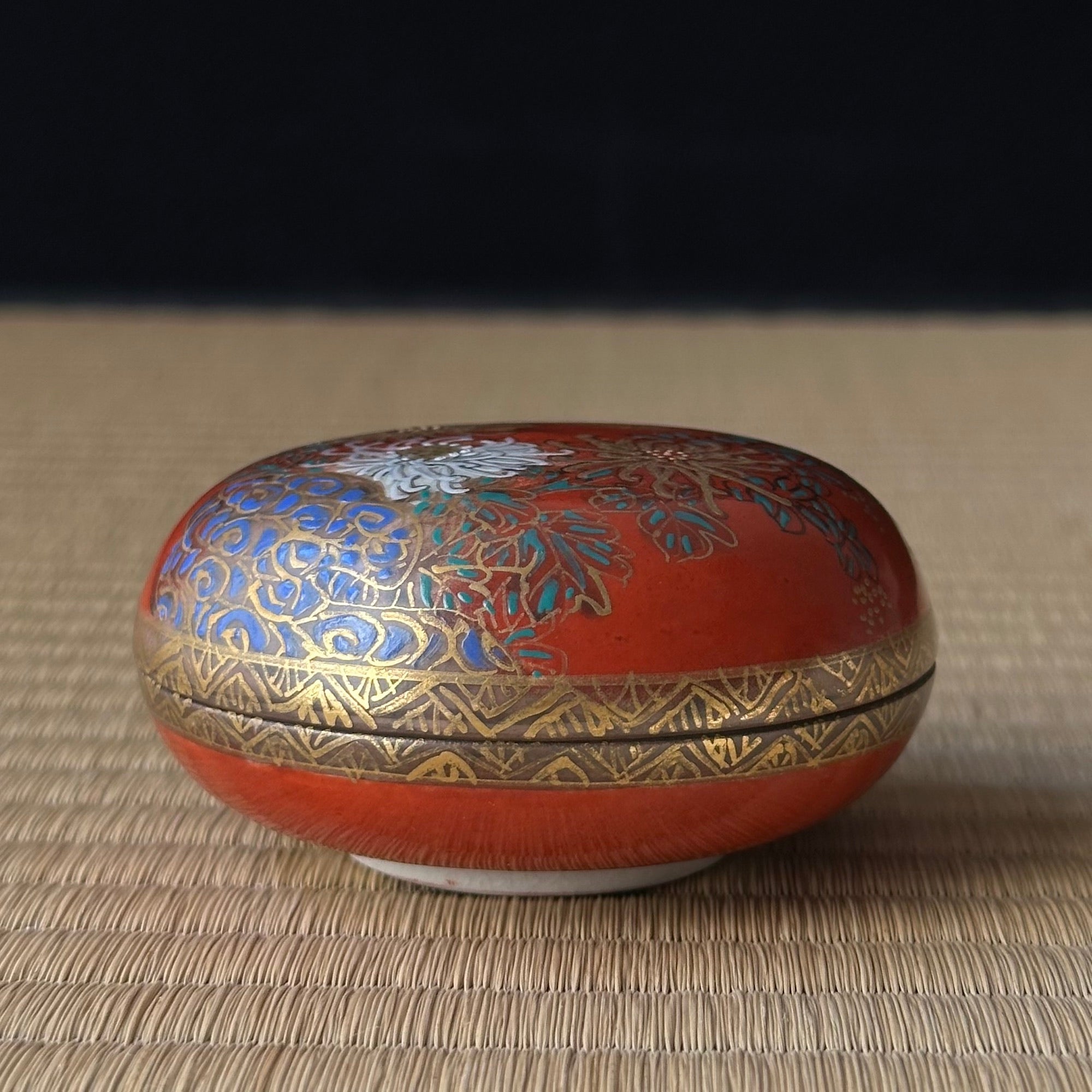 Kōgō en porcelaine Kutani à décor peint de chrysanthèmes de Shūhō et nerikō (billes d’encens) japonais