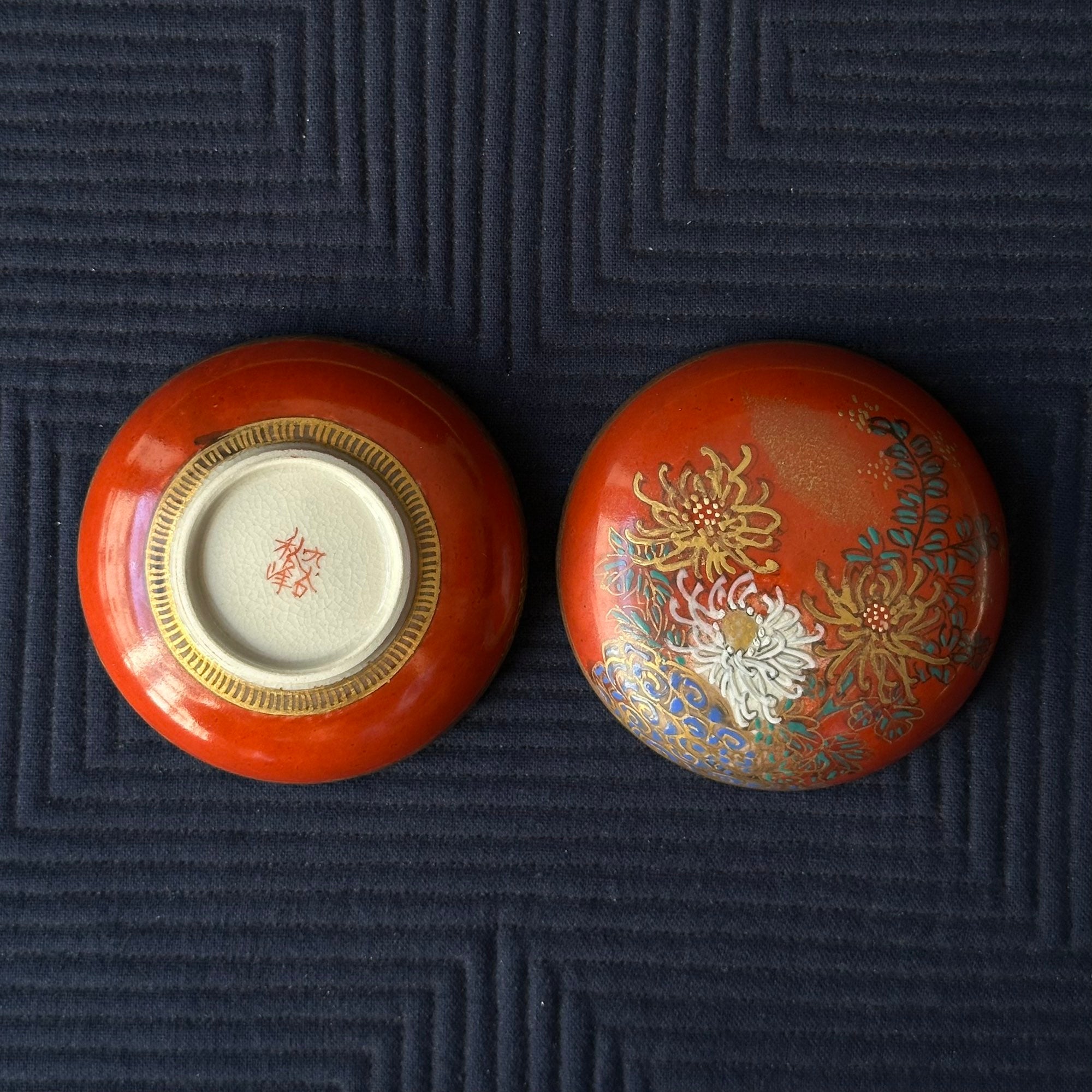 Kōgō en porcelaine Kutani à décor peint de chrysanthèmes de Shūhō et nerikō (billes d’encens) japonais