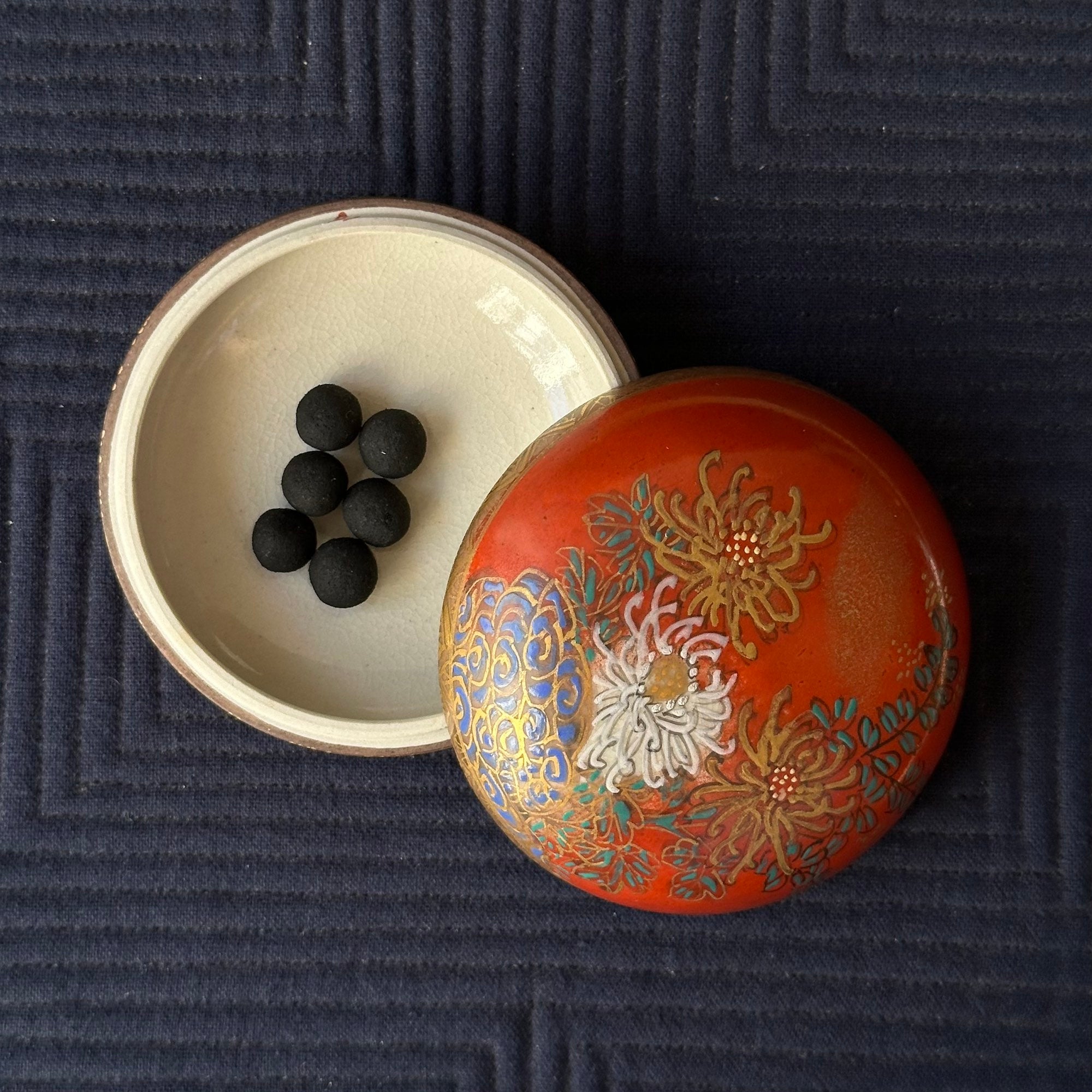 Kōgō en porcelaine Kutani à décor peint de chrysanthèmes de Shūhō et nerikō (billes d’encens) japonais