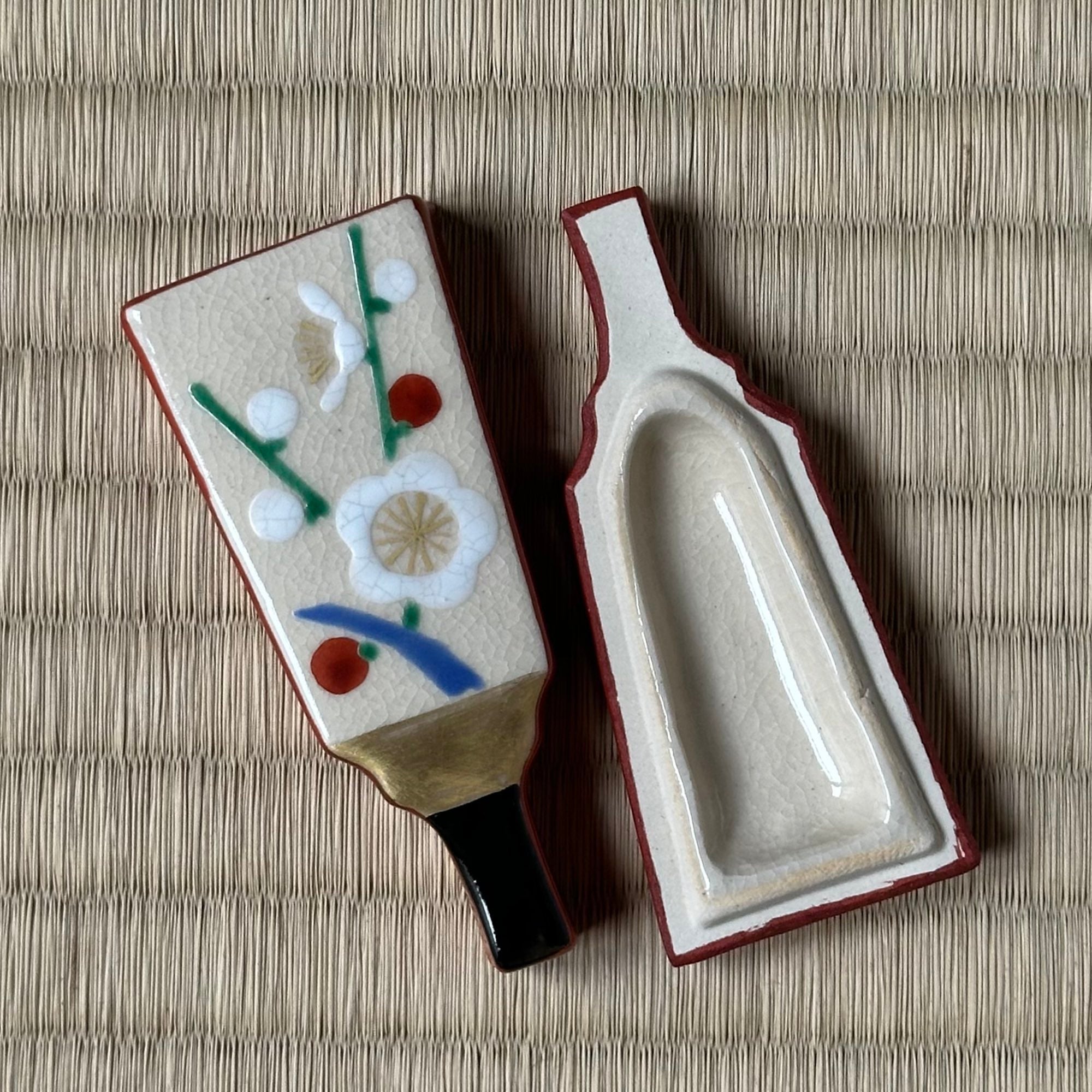 Kutani ceramic kogo with kōhaku bai (red and white plum trees) decoration by Tachikichi and Japanese nerikō (incense balls)